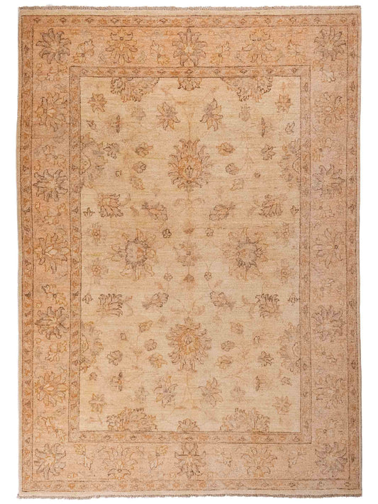 Handgeknüpfter Ziegler Farahan Orientteppich von Khademi aus Wolle, beige, gold. Klassisches Allover-Design. Traditionell von Hand geknüpft in Afghanistan. Größe: 196 cm x 159 cm. Teppichnummer: SB3-1117. Verkauf durch Jupiter Intl.