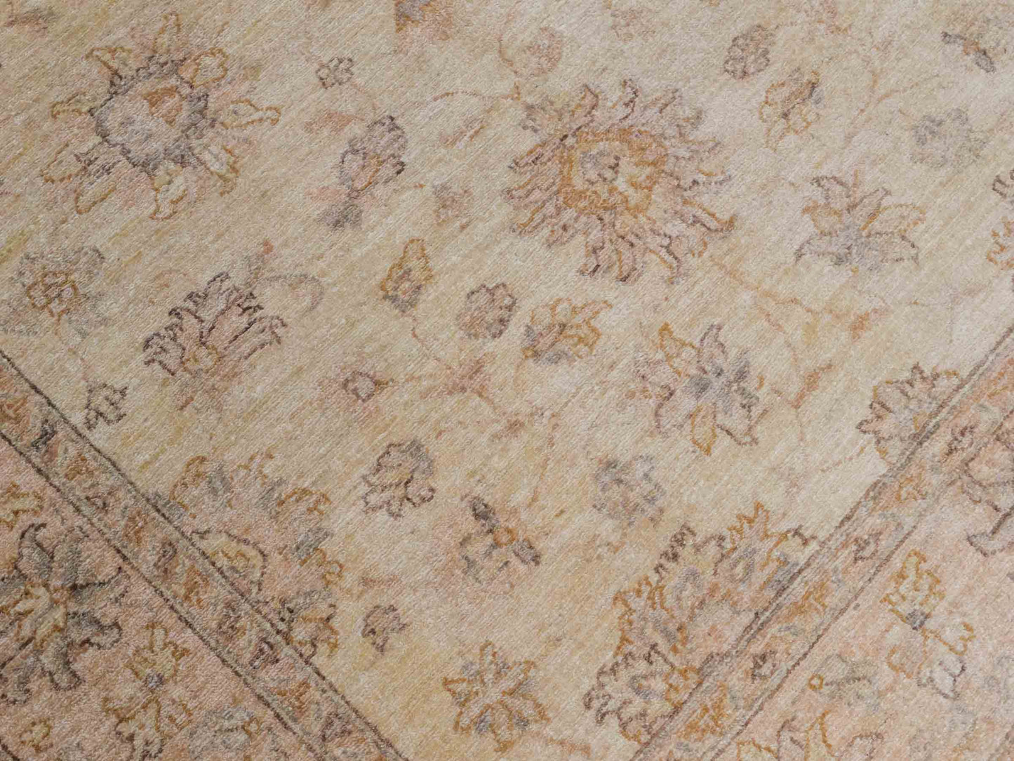 Handgeknüpfter Ziegler Farahan Orientteppich von Khademi aus Wolle, beige, gold. Klassisches Allover-Design. Traditionell von Hand geknüpft in Afghanistan. Größe: 196 cm x 159 cm. Teppichnummer: SB3-1117. Verkauf durch Jupiter Intl.