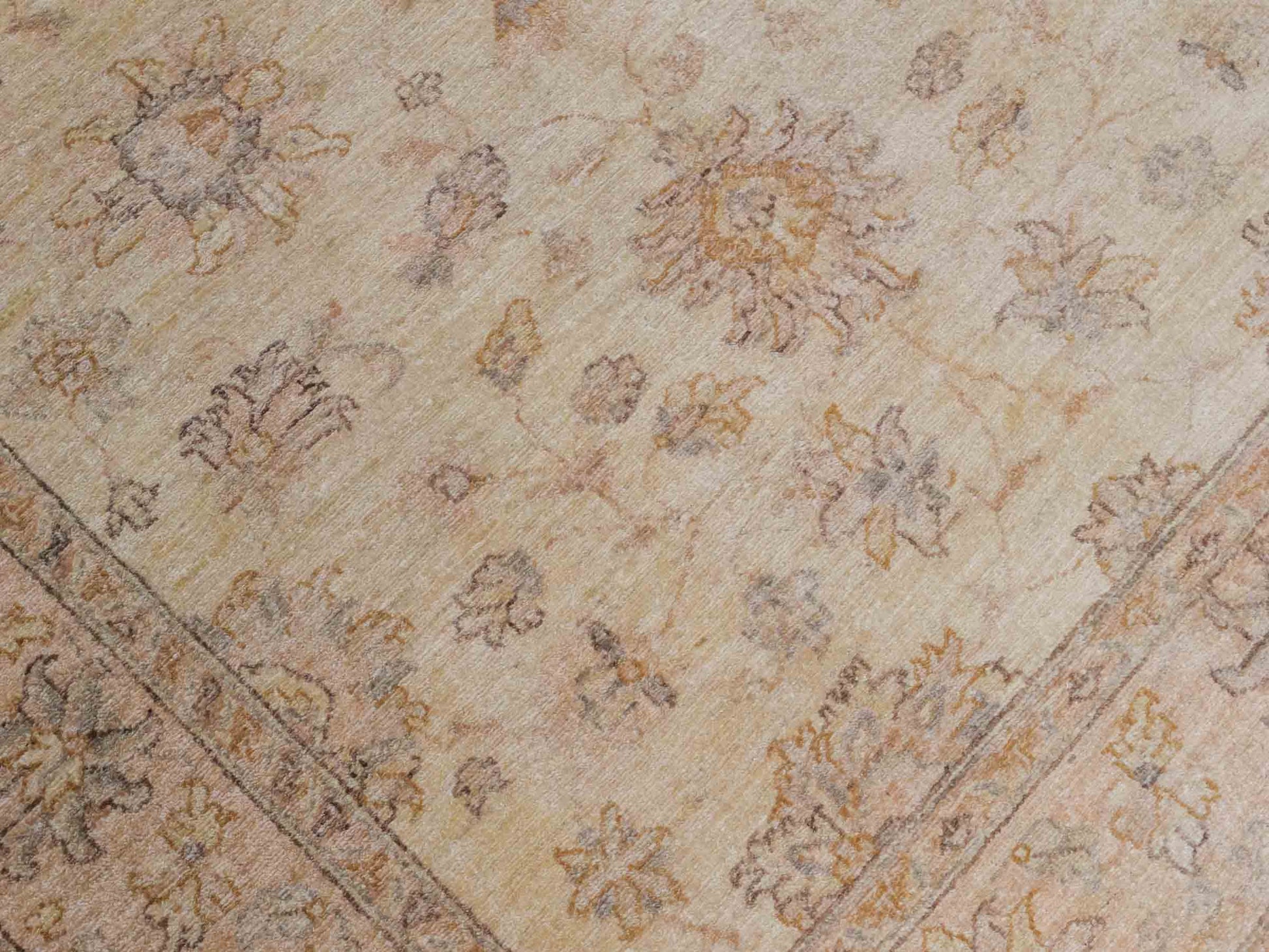 Handgeknüpfter Ziegler Farahan Orientteppich von Khademi aus Wolle, beige, gold. Klassisches Allover-Design. Traditionell von Hand geknüpft in Afghanistan. Größe: 196 cm x 159 cm. Teppichnummer: SB3-1117. Verkauf durch Jupiter Intl.