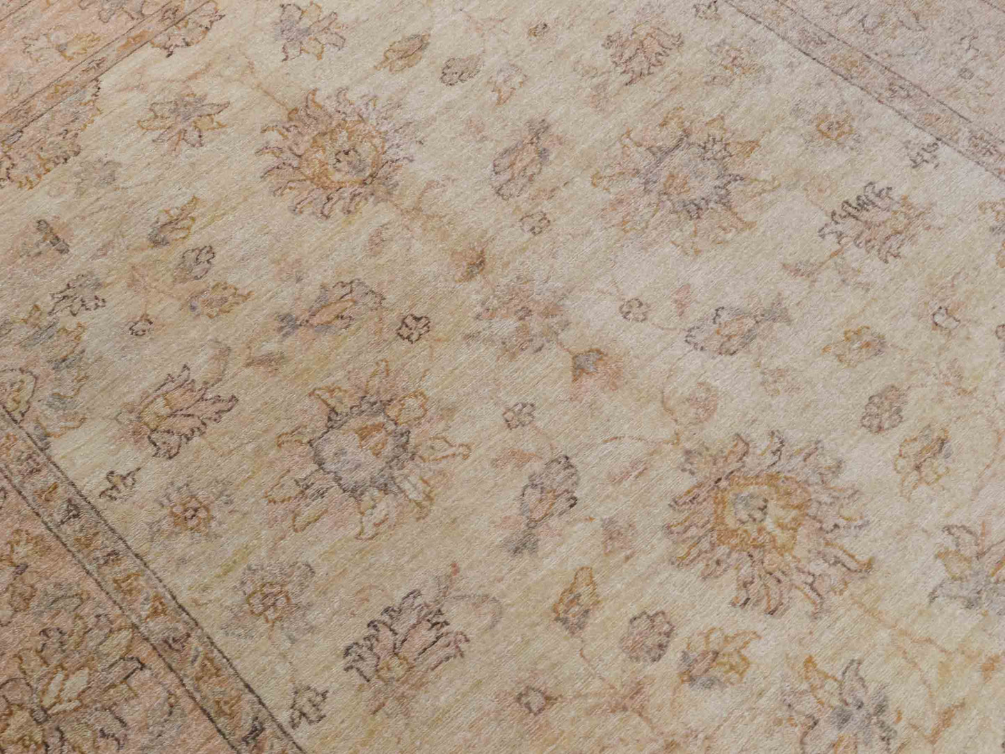 Handgeknüpfter Ziegler Farahan Orientteppich von Khademi aus Wolle, beige, gold. Klassisches Allover-Design. Traditionell von Hand geknüpft in Afghanistan. Größe: 196 cm x 159 cm. Teppichnummer: SB3-1117. Verkauf durch Jupiter Intl.