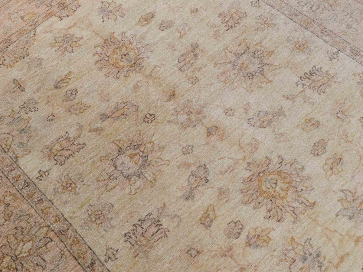 Handgeknüpfter Ziegler Farahan Orientteppich von Khademi aus Wolle, beige, gold. Klassisches Allover-Design. Traditionell von Hand geknüpft in Afghanistan. Größe: 196 cm x 159 cm. Teppichnummer: SB3-1117. Verkauf durch Jupiter Intl.