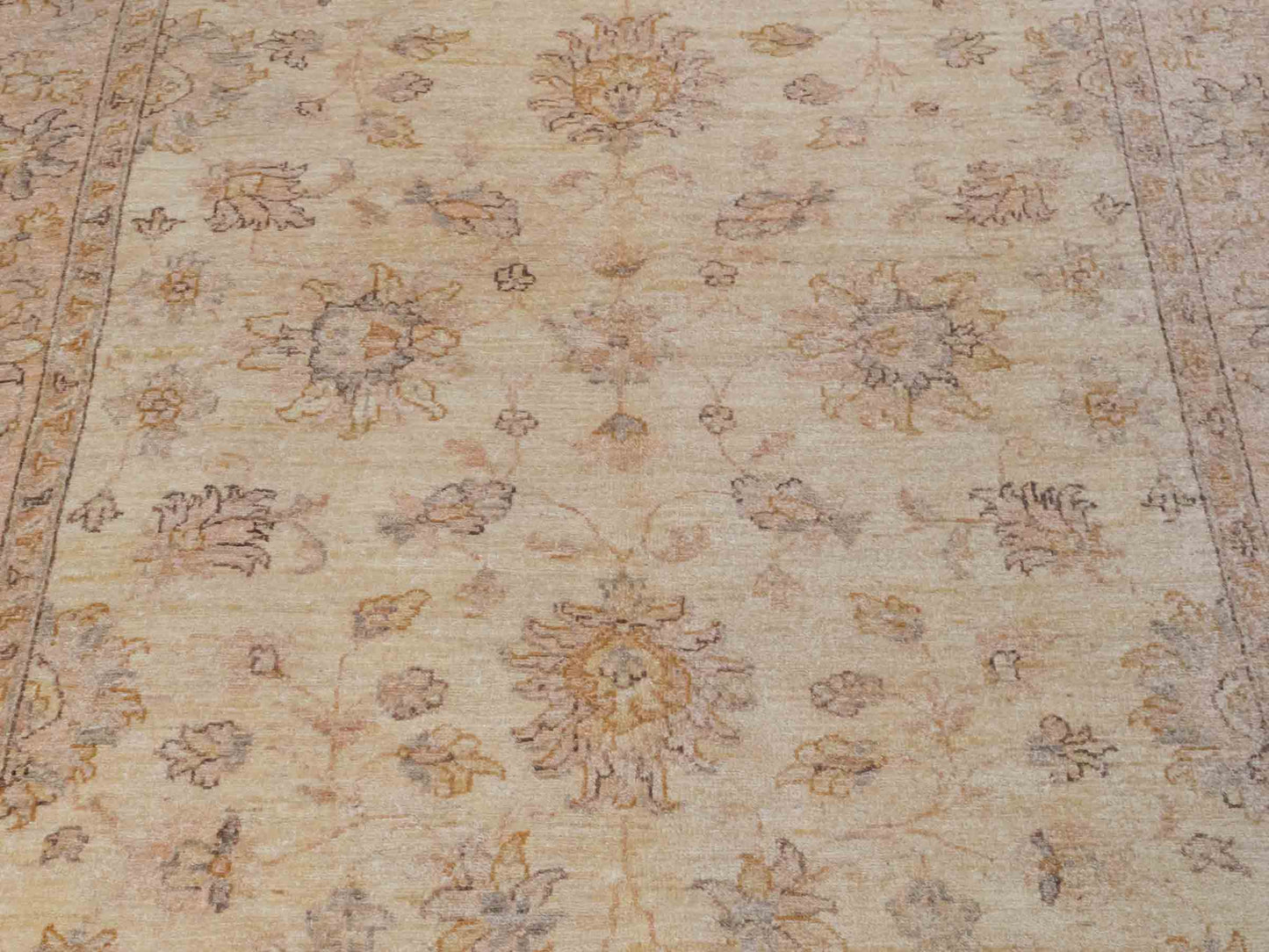 Handgeknüpfter Ziegler Farahan Orientteppich von Khademi aus Wolle, beige, gold. Klassisches Allover-Design. Traditionell von Hand geknüpft in Afghanistan. Größe: 196 cm x 159 cm. Teppichnummer: SB3-1117. Verkauf durch Jupiter Intl.