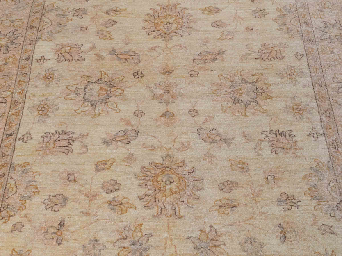 Handgeknüpfter Ziegler Farahan Orientteppich von Khademi aus Wolle, beige, gold. Klassisches Allover-Design. Traditionell von Hand geknüpft in Afghanistan. Größe: 196 cm x 159 cm. Teppichnummer: SB3-1117. Verkauf durch Jupiter Intl.
