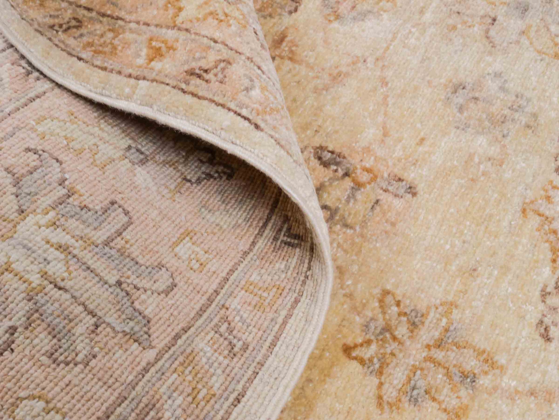 Handgeknüpfter Ziegler Farahan Orientteppich von Khademi aus Wolle, beige, gold. Klassisches Allover-Design. Traditionell von Hand geknüpft in Afghanistan. Größe: 196 cm x 159 cm. Teppichnummer: SB3-1117. Verkauf durch Jupiter Intl.
