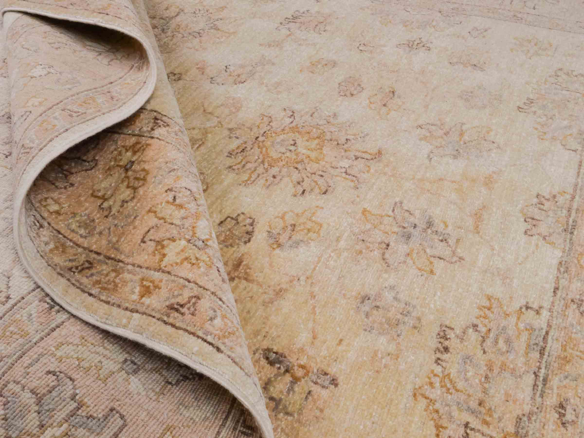 Handgeknüpfter Ziegler Farahan Orientteppich von Khademi aus Wolle, beige, gold. Klassisches Allover-Design. Traditionell von Hand geknüpft in Afghanistan. Größe: 196 cm x 159 cm. Teppichnummer: SB3-1117. Verkauf durch Jupiter Intl.