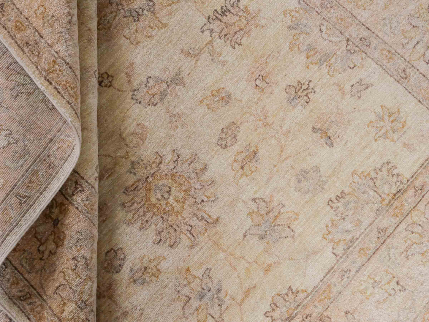 Handgeknüpfter Ziegler Farahan Orientteppich von Khademi aus Wolle, beige, gold. Klassisches Allover-Design. Traditionell von Hand geknüpft in Afghanistan. Größe: 196 cm x 159 cm. Teppichnummer: SB3-1117. Verkauf durch Jupiter Intl.