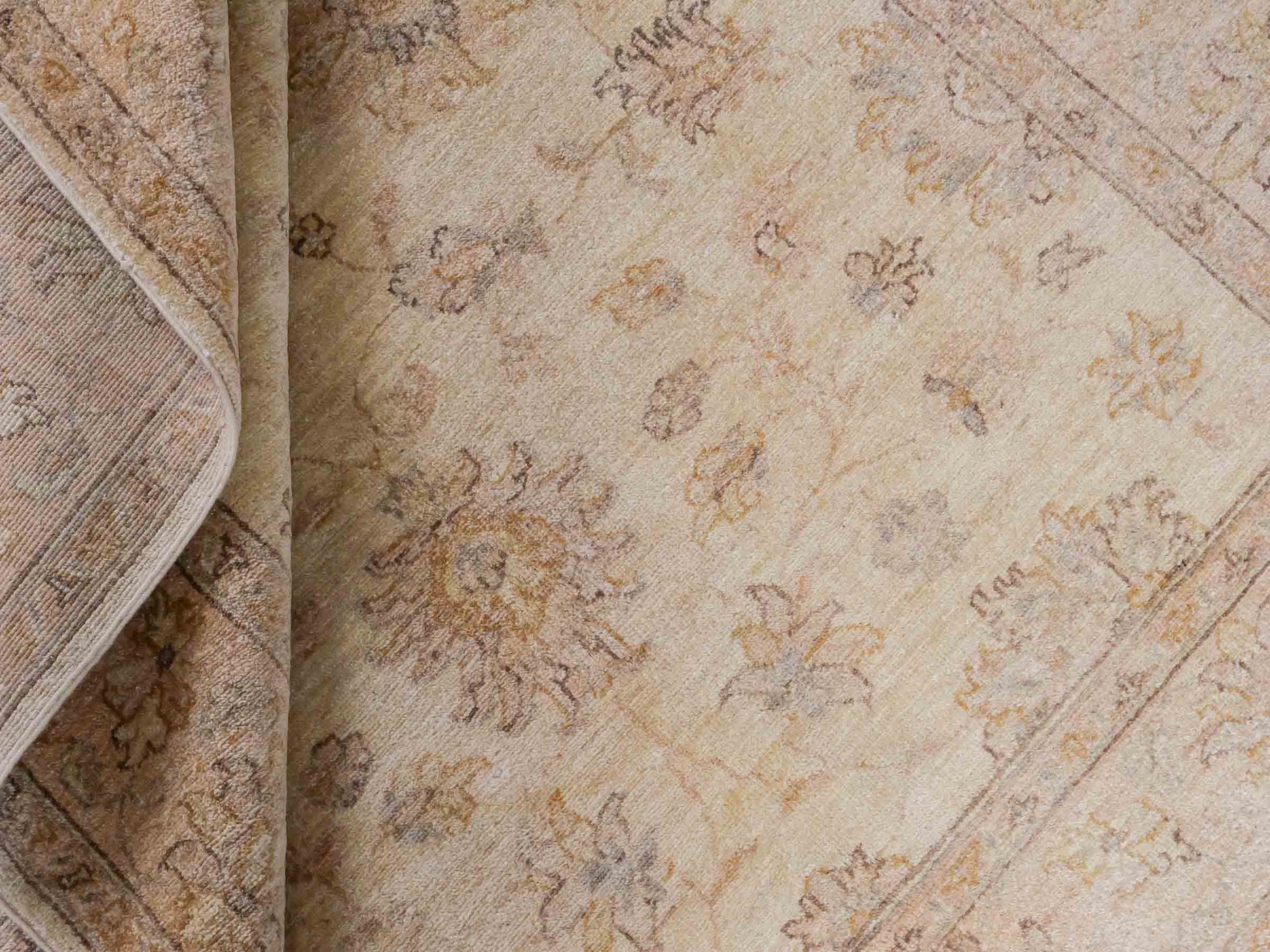 Handgeknüpfter Ziegler Farahan Orientteppich von Khademi aus Wolle, beige, gold. Klassisches Allover-Design. Traditionell von Hand geknüpft in Afghanistan. Größe: 196 cm x 159 cm. Teppichnummer: SB3-1117. Verkauf durch Jupiter Intl.