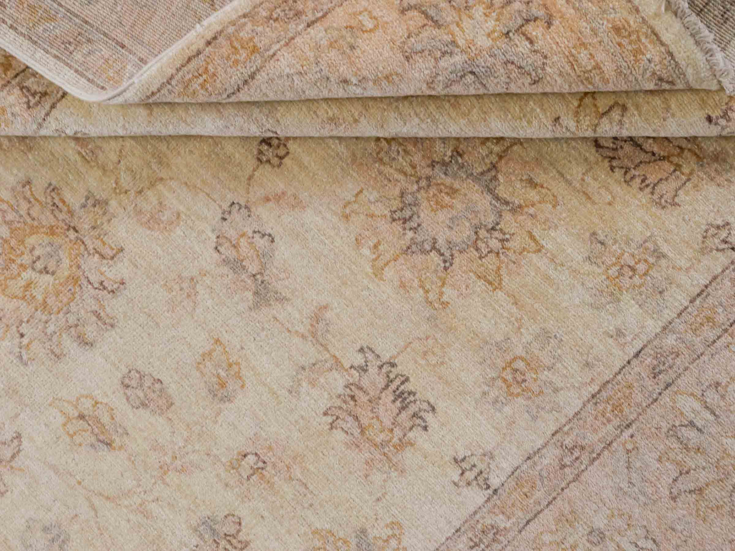 Handgeknüpfter Ziegler Farahan Orientteppich von Khademi aus Wolle, beige, gold. Klassisches Allover-Design. Traditionell von Hand geknüpft in Afghanistan. Größe: 196 cm x 159 cm. Teppichnummer: SB3-1117. Verkauf durch Jupiter Intl.