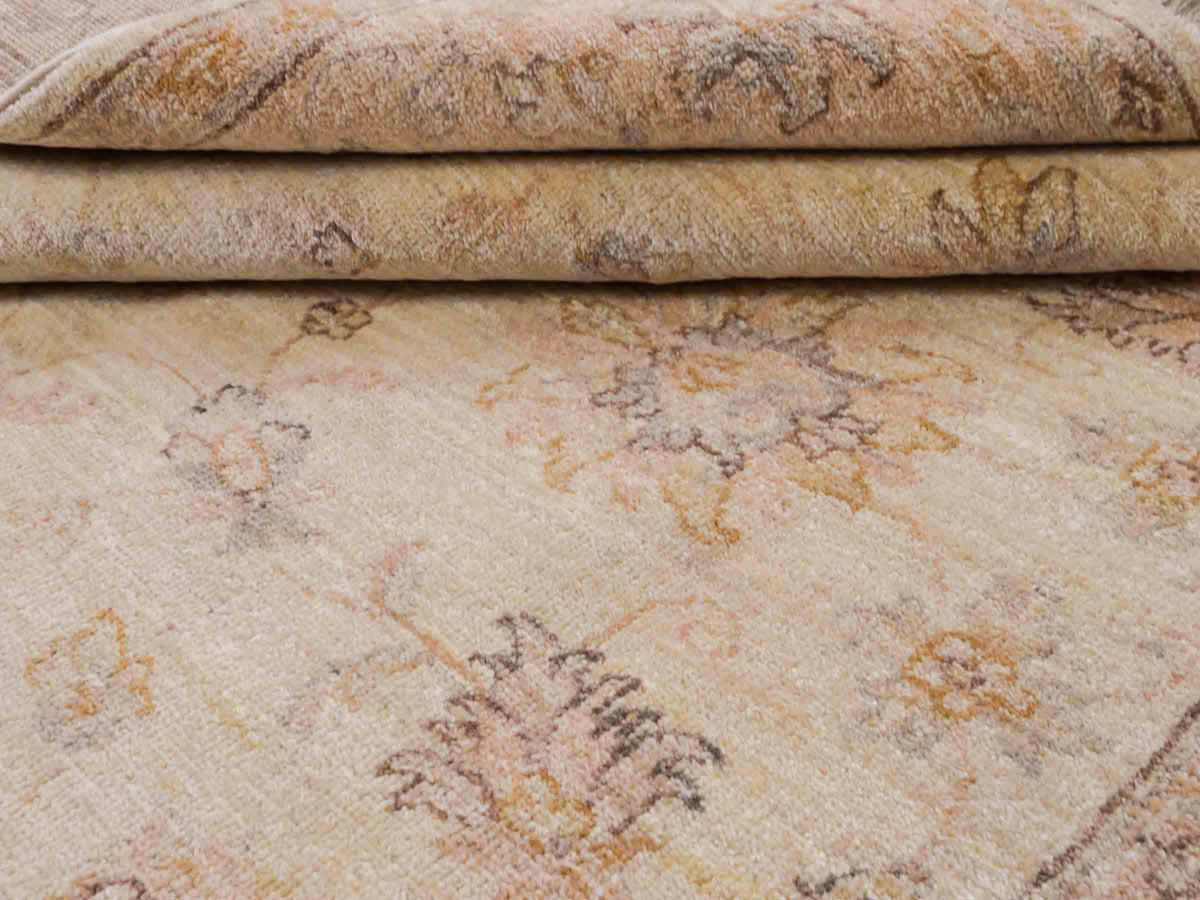 Handgeknüpfter Ziegler Farahan Orientteppich von Khademi aus Wolle, beige, gold. Klassisches Allover-Design. Traditionell von Hand geknüpft in Afghanistan. Größe: 196 cm x 159 cm. Teppichnummer: SB3-1117. Verkauf durch Jupiter Intl.