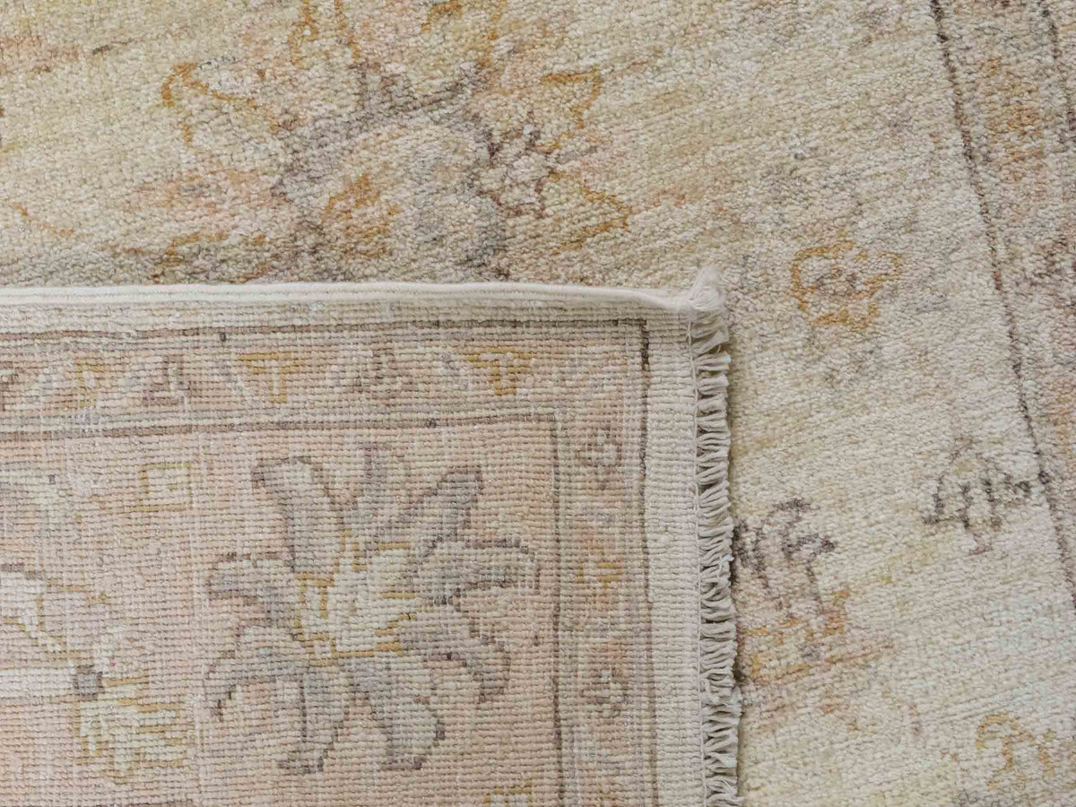 Handgeknüpfter Ziegler Farahan Orientteppich von Khademi aus Wolle, beige, gold. Klassisches Allover-Design. Traditionell von Hand geknüpft in Afghanistan. Größe: 196 cm x 159 cm. Teppichnummer: SB3-1117. Verkauf durch Jupiter Intl.