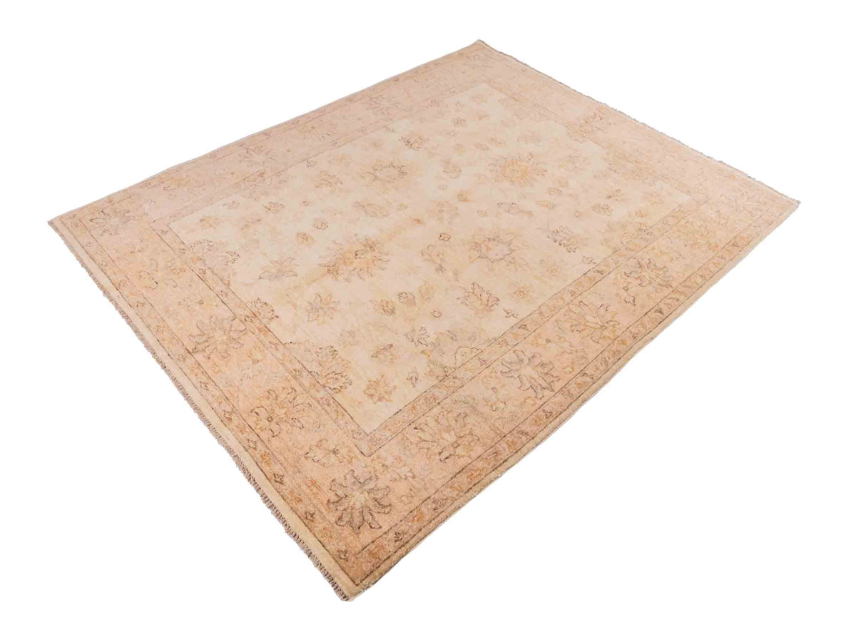 Handgeknüpfter Ziegler Farahan Orientteppich von Khademi aus Wolle, beige, gold. Klassisches Allover-Design. Traditionell von Hand geknüpft in Afghanistan. Größe: 196 cm x 159 cm. Teppichnummer: SB3-1117. Verkauf durch Jupiter Intl.