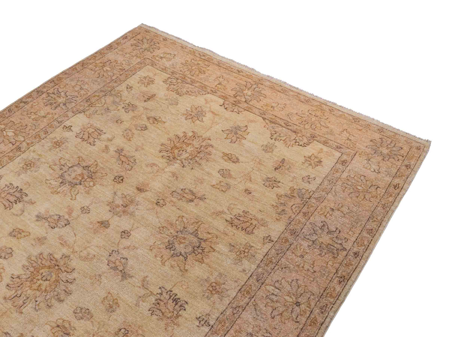 Handgeknüpfter Ziegler Farahan Orientteppich von Khademi aus Wolle, beige, gold. Klassisches Allover-Design. Traditionell von Hand geknüpft in Afghanistan. Größe: 196 cm x 159 cm. Teppichnummer: SB3-1117. Verkauf durch Jupiter Intl.