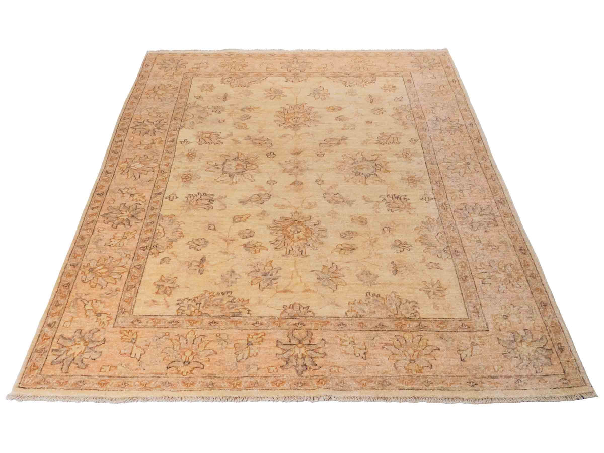 Handgeknüpfter Ziegler Farahan Orientteppich von Khademi aus Wolle, beige, gold. Klassisches Allover-Design. Traditionell von Hand geknüpft in Afghanistan. Größe: 196 cm x 159 cm. Teppichnummer: SB3-1117. Verkauf durch Jupiter Intl.