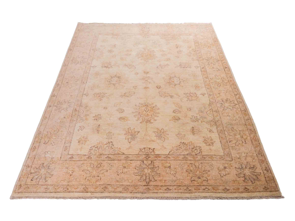 Handgeknüpfter Ziegler Farahan Orientteppich von Khademi aus Wolle, beige, gold. Klassisches Allover-Design. Traditionell von Hand geknüpft in Afghanistan. Größe: 196 cm x 159 cm. Teppichnummer: SB3-1117. Verkauf durch Jupiter Intl.