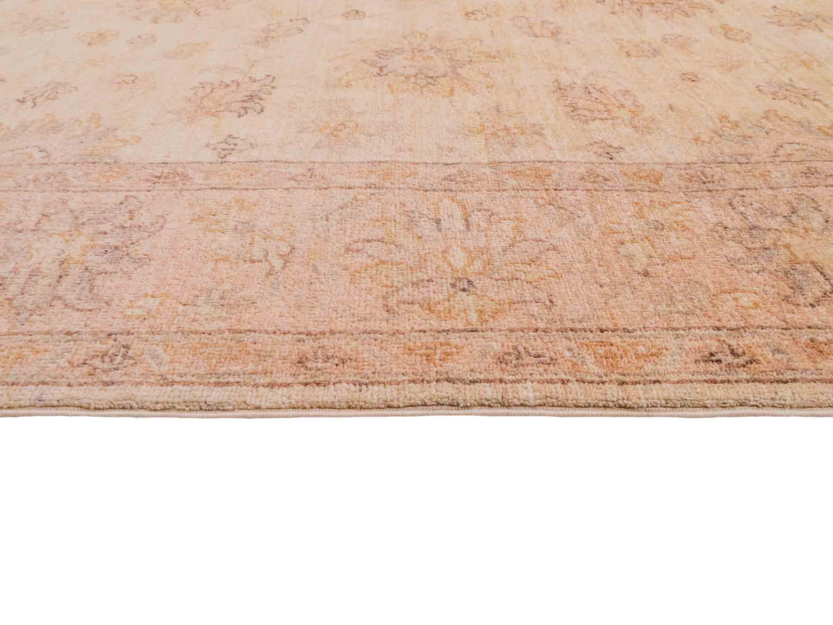 Handgeknüpfter Ziegler Farahan Orientteppich von Khademi aus Wolle, beige, gold. Klassisches Allover-Design. Traditionell von Hand geknüpft in Afghanistan. Größe: 196 cm x 159 cm. Teppichnummer: SB3-1117. Verkauf durch Jupiter Intl.