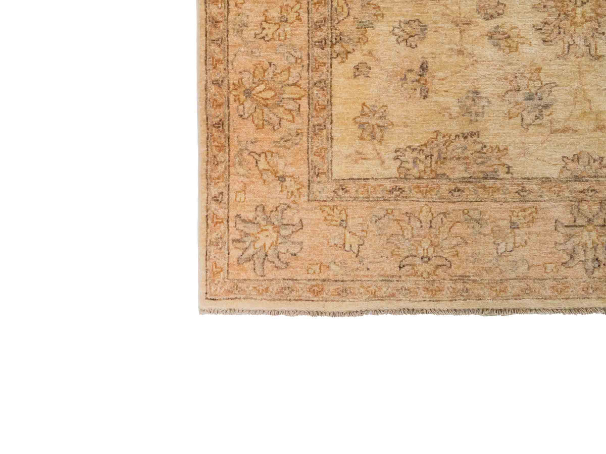 Handgeknüpfter Ziegler Farahan Orientteppich von Khademi aus Wolle, beige, gold. Klassisches Allover-Design. Traditionell von Hand geknüpft in Afghanistan. Größe: 196 cm x 159 cm. Teppichnummer: SB3-1117. Verkauf durch Jupiter Intl.