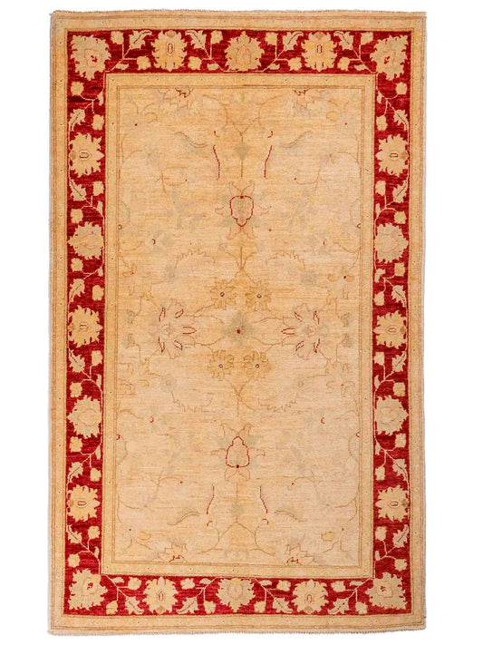 Handgeknüpfter Ziegler Farahan Orientteppich von Khademi aus Wolle, beige, gold, rot. Klassisches Allover-Design. Traditionell von Hand geknüpft in Afghanistan. Größe: 197 cm x 119 cm. Teppichnummer: SB3-1130. Verkauf durch Jupiter Intl.