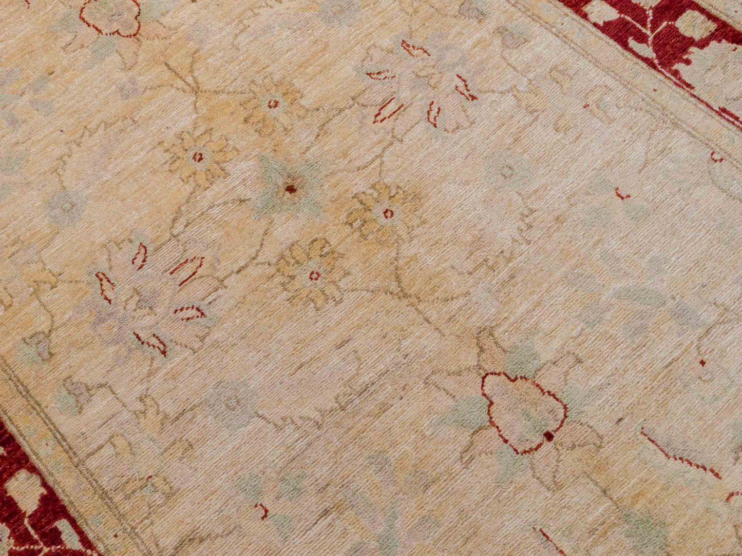 Handgeknüpfter Ziegler Farahan Orientteppich von Khademi aus Wolle, beige, gold, rot. Klassisches Allover-Design. Traditionell von Hand geknüpft in Afghanistan. Größe: 197 cm x 119 cm. Teppichnummer: SB3-1130. Verkauf durch Jupiter Intl.