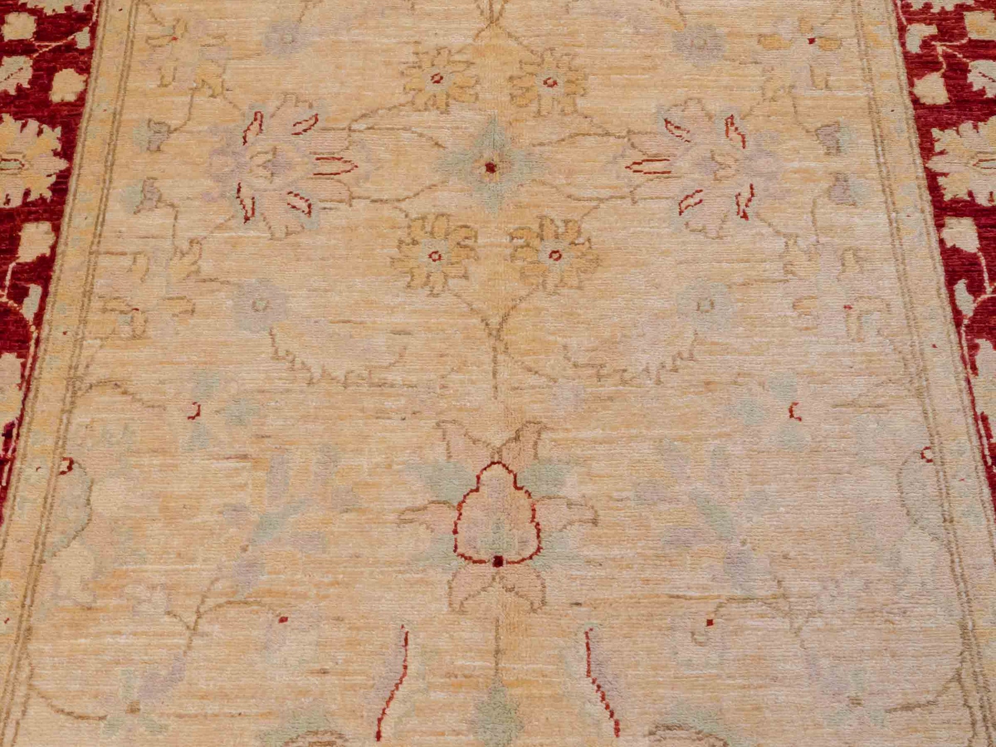 Handgeknüpfter Ziegler Farahan Orientteppich von Khademi aus Wolle, beige, gold, rot. Klassisches Allover-Design. Traditionell von Hand geknüpft in Afghanistan. Größe: 197 cm x 119 cm. Teppichnummer: SB3-1130. Verkauf durch Jupiter Intl.