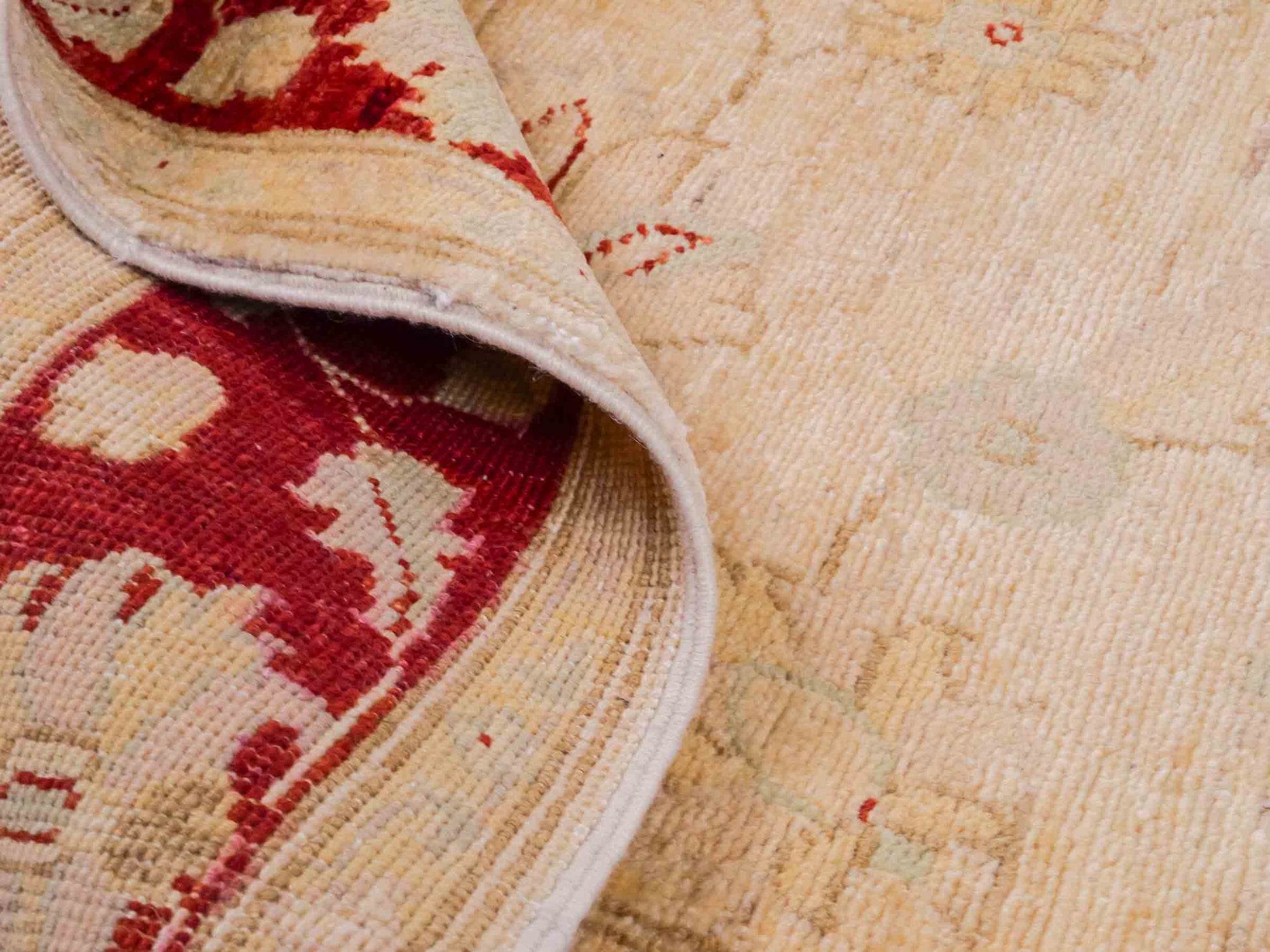 Handgeknüpfter Ziegler Farahan Orientteppich von Khademi aus Wolle, beige, gold, rot. Klassisches Allover-Design. Traditionell von Hand geknüpft in Afghanistan. Größe: 197 cm x 119 cm. Teppichnummer: SB3-1130. Verkauf durch Jupiter Intl.