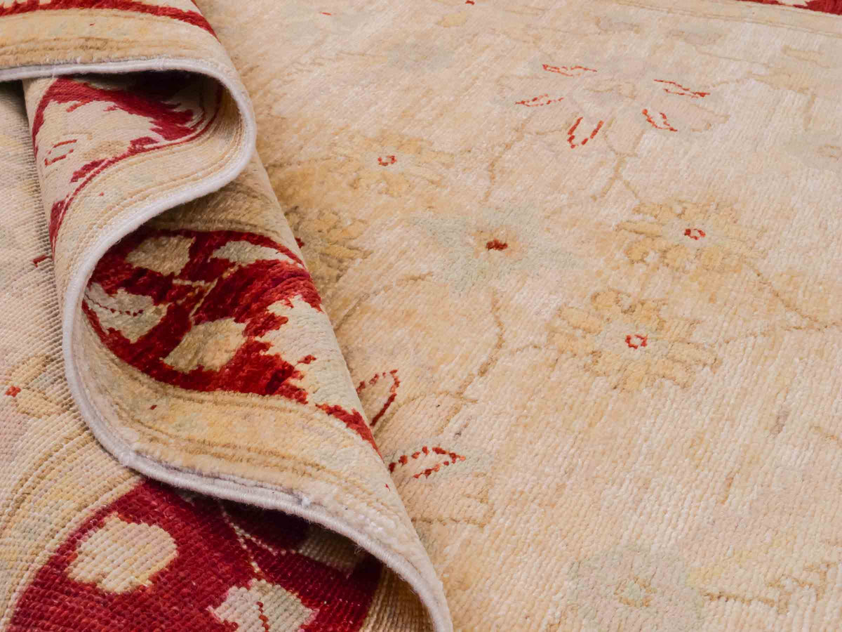 Handgeknüpfter Ziegler Farahan Orientteppich von Khademi aus Wolle, beige, gold, rot. Klassisches Allover-Design. Traditionell von Hand geknüpft in Afghanistan. Größe: 197 cm x 119 cm. Teppichnummer: SB3-1130. Verkauf durch Jupiter Intl.