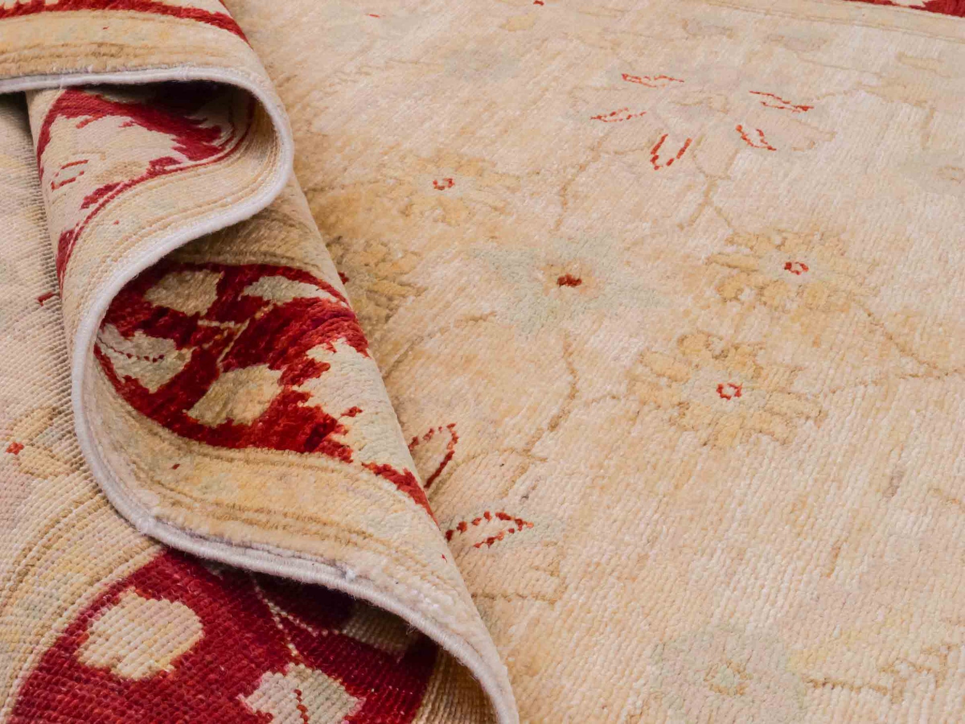 Handgeknüpfter Ziegler Farahan Orientteppich von Khademi aus Wolle, beige, gold, rot. Klassisches Allover-Design. Traditionell von Hand geknüpft in Afghanistan. Größe: 197 cm x 119 cm. Teppichnummer: SB3-1130. Verkauf durch Jupiter Intl.