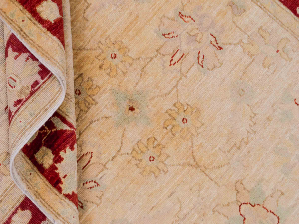 Handgeknüpfter Ziegler Farahan Orientteppich von Khademi aus Wolle, beige, gold, rot. Klassisches Allover-Design. Traditionell von Hand geknüpft in Afghanistan. Größe: 197 cm x 119 cm. Teppichnummer: SB3-1130. Verkauf durch Jupiter Intl.