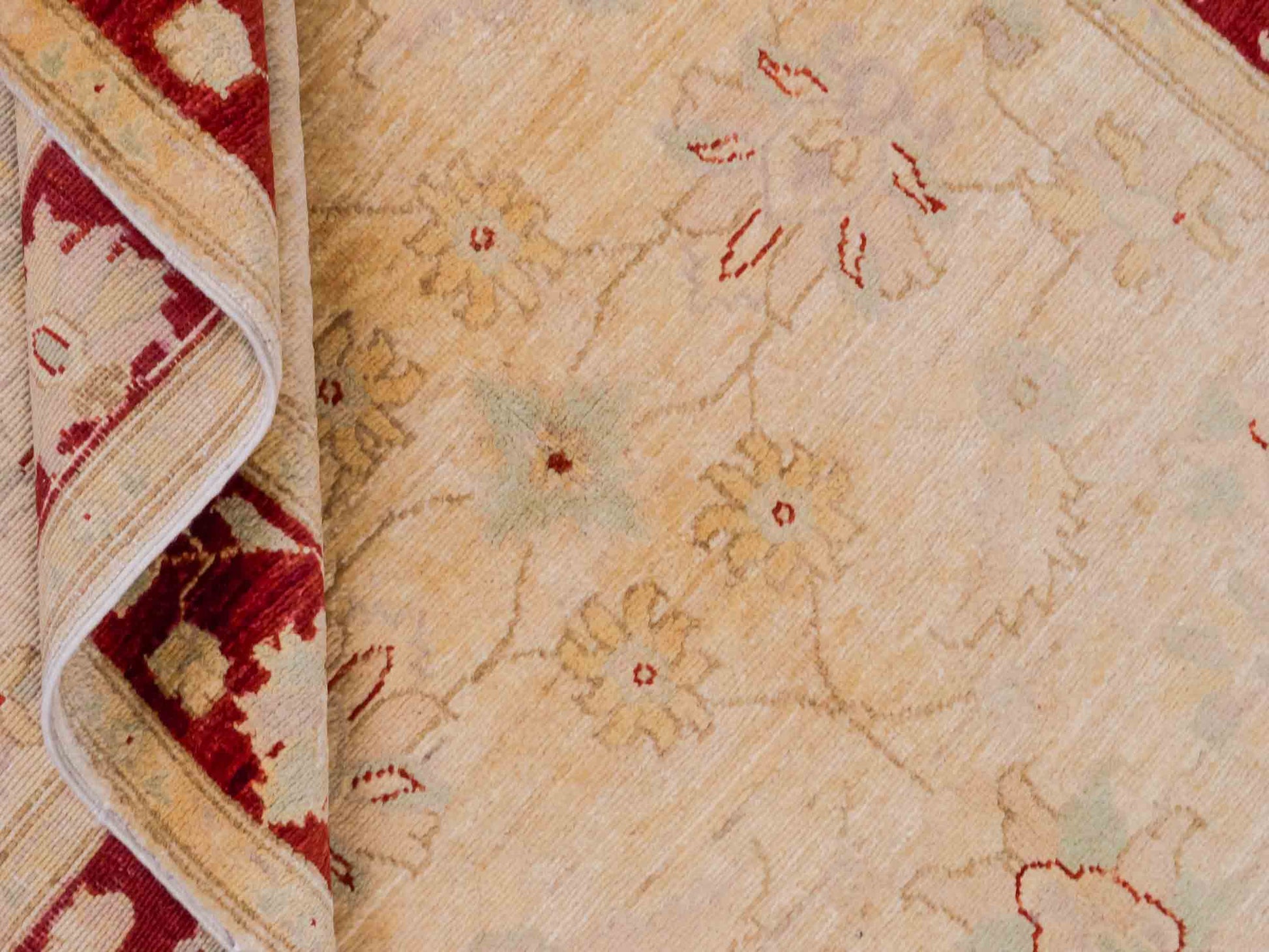 Handgeknüpfter Ziegler Farahan Orientteppich von Khademi aus Wolle, beige, gold, rot. Klassisches Allover-Design. Traditionell von Hand geknüpft in Afghanistan. Größe: 197 cm x 119 cm. Teppichnummer: SB3-1130. Verkauf durch Jupiter Intl.