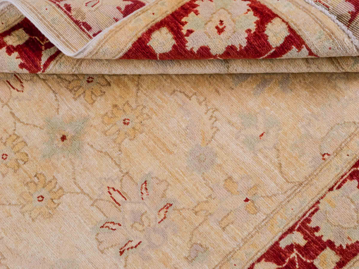 Handgeknüpfter Ziegler Farahan Orientteppich von Khademi aus Wolle, beige, gold, rot. Klassisches Allover-Design. Traditionell von Hand geknüpft in Afghanistan. Größe: 197 cm x 119 cm. Teppichnummer: SB3-1130. Verkauf durch Jupiter Intl.