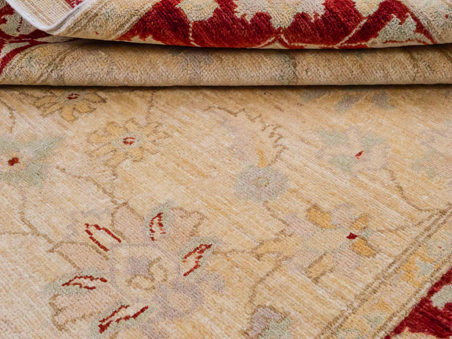 Handgeknüpfter Ziegler Farahan Orientteppich von Khademi aus Wolle, beige, gold, rot. Klassisches Allover-Design. Traditionell von Hand geknüpft in Afghanistan. Größe: 197 cm x 119 cm. Teppichnummer: SB3-1130. Verkauf durch Jupiter Intl.
