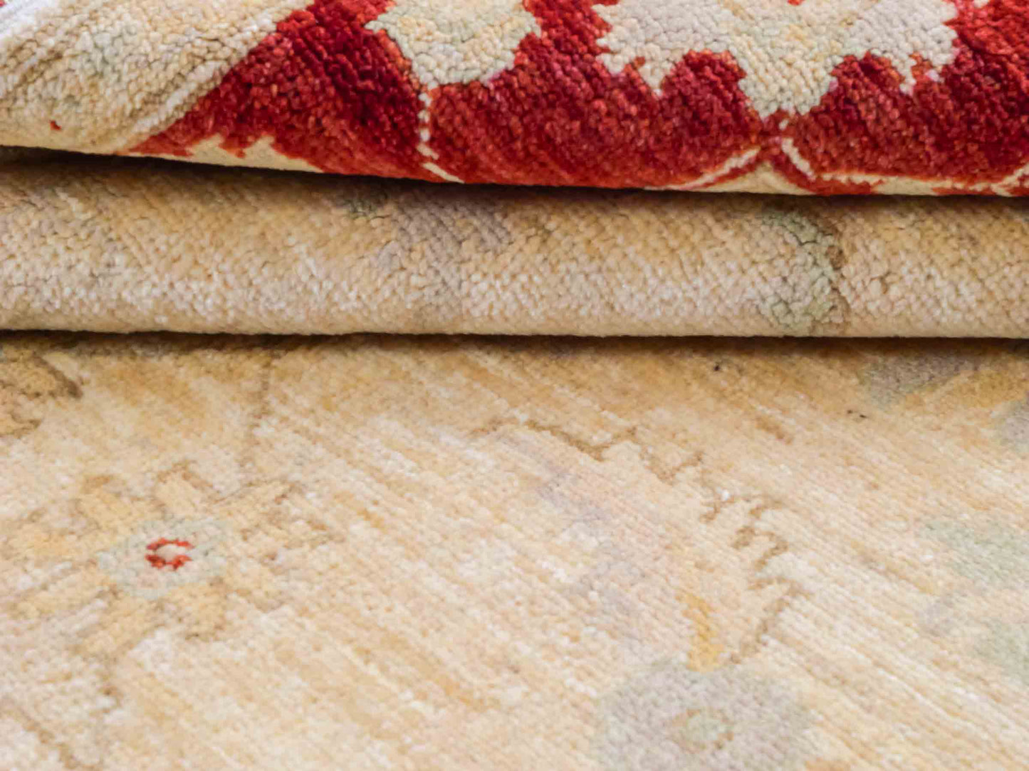 Handgeknüpfter Ziegler Farahan Orientteppich von Khademi aus Wolle, beige, gold, rot. Klassisches Allover-Design. Traditionell von Hand geknüpft in Afghanistan. Größe: 197 cm x 119 cm. Teppichnummer: SB3-1130. Verkauf durch Jupiter Intl.
