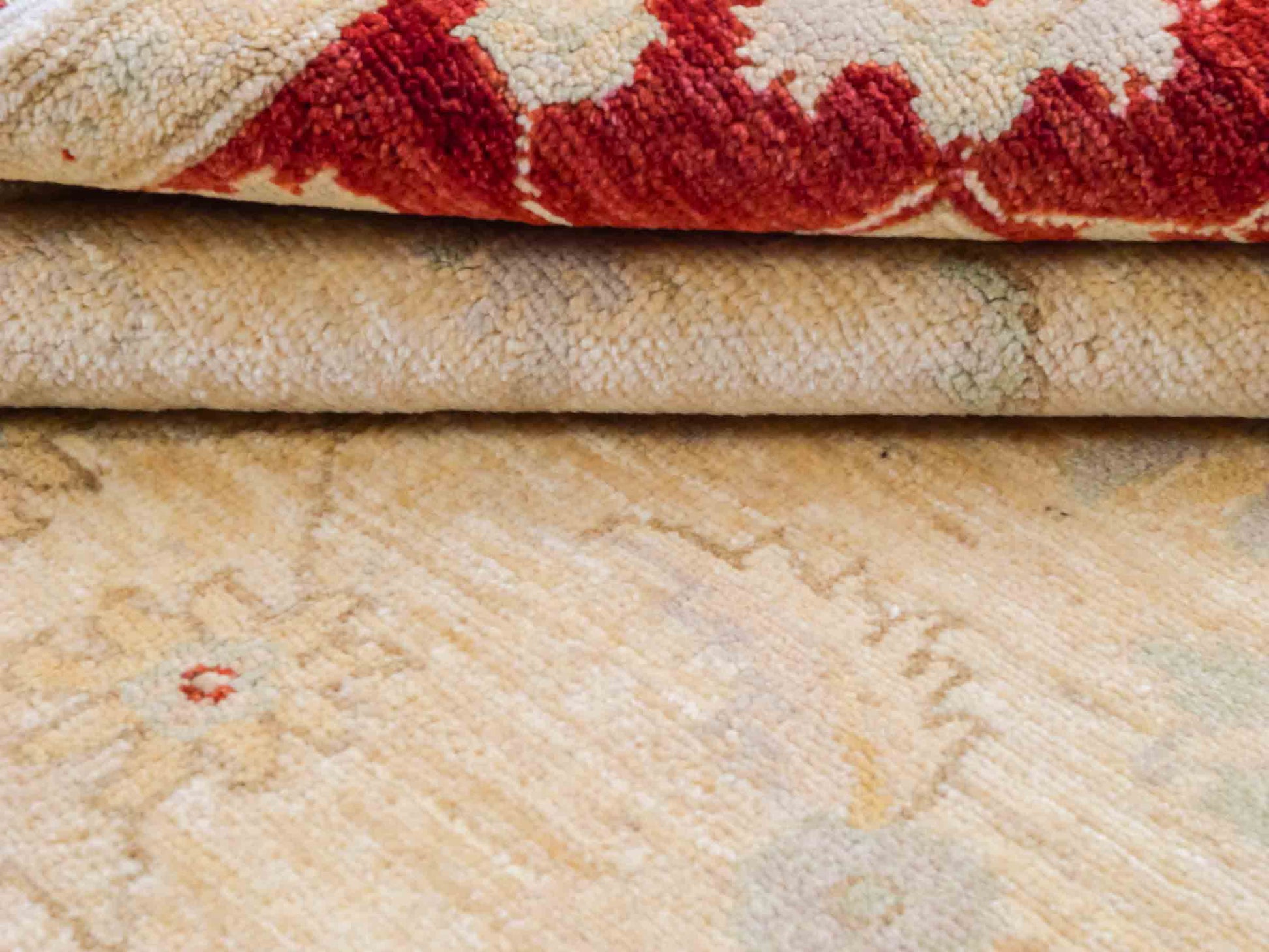 Handgeknüpfter Ziegler Farahan Orientteppich von Khademi aus Wolle, beige, gold, rot. Klassisches Allover-Design. Traditionell von Hand geknüpft in Afghanistan. Größe: 197 cm x 119 cm. Teppichnummer: SB3-1130. Verkauf durch Jupiter Intl.