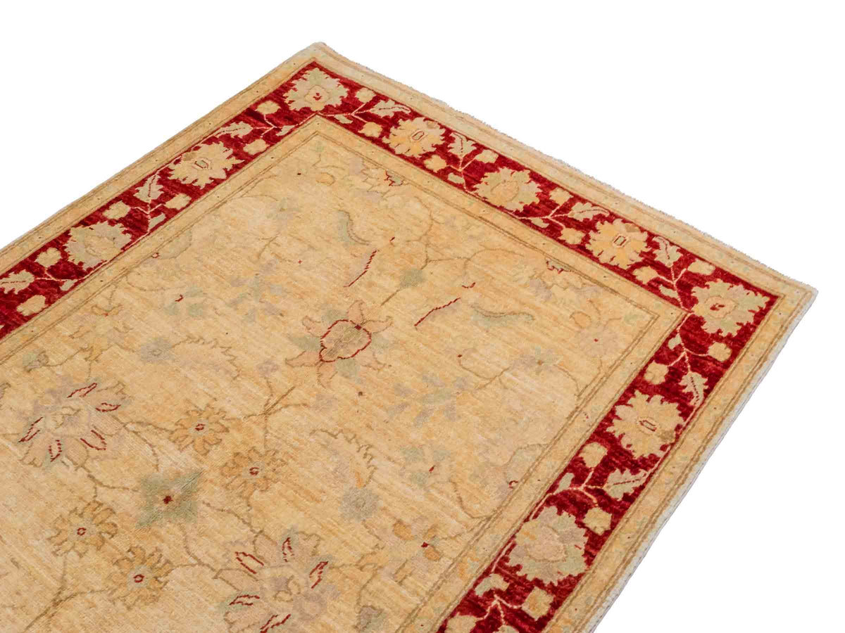 Handgeknüpfter Ziegler Farahan Orientteppich von Khademi aus Wolle, beige, gold, rot. Klassisches Allover-Design. Traditionell von Hand geknüpft in Afghanistan. Größe: 197 cm x 119 cm. Teppichnummer: SB3-1130. Verkauf durch Jupiter Intl.