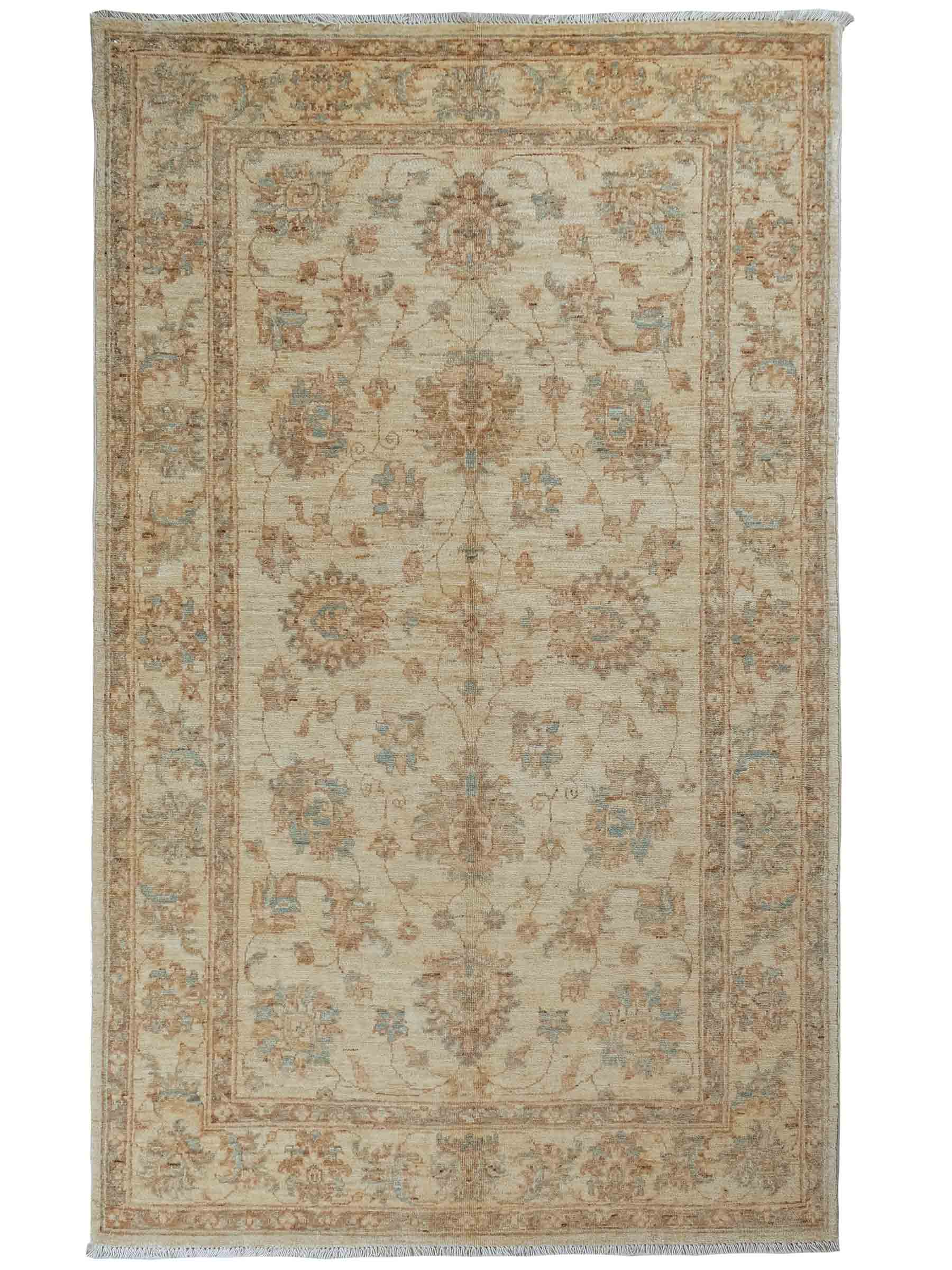 Handgeknüpfter Ziegler Farahan Orientteppich von Khademi aus Wolle, beige, gold. Klassisches Allover-Design. Traditionell von Hand geknüpft in Afghanistan. Größe: 206 cm x 122 cm. Teppichnummer: RB3-1034. Verkauf durch Jupiter Intl.
