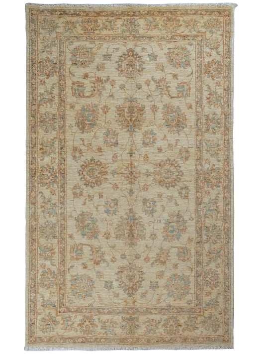 Handgeknüpfter Ziegler Farahan Orientteppich von Khademi aus Wolle, beige, gold. Klassisches Allover-Design. Traditionell von Hand geknüpft in Afghanistan. Größe: 206 cm x 122 cm. Teppichnummer: RB3-1034. Verkauf durch Jupiter Intl.