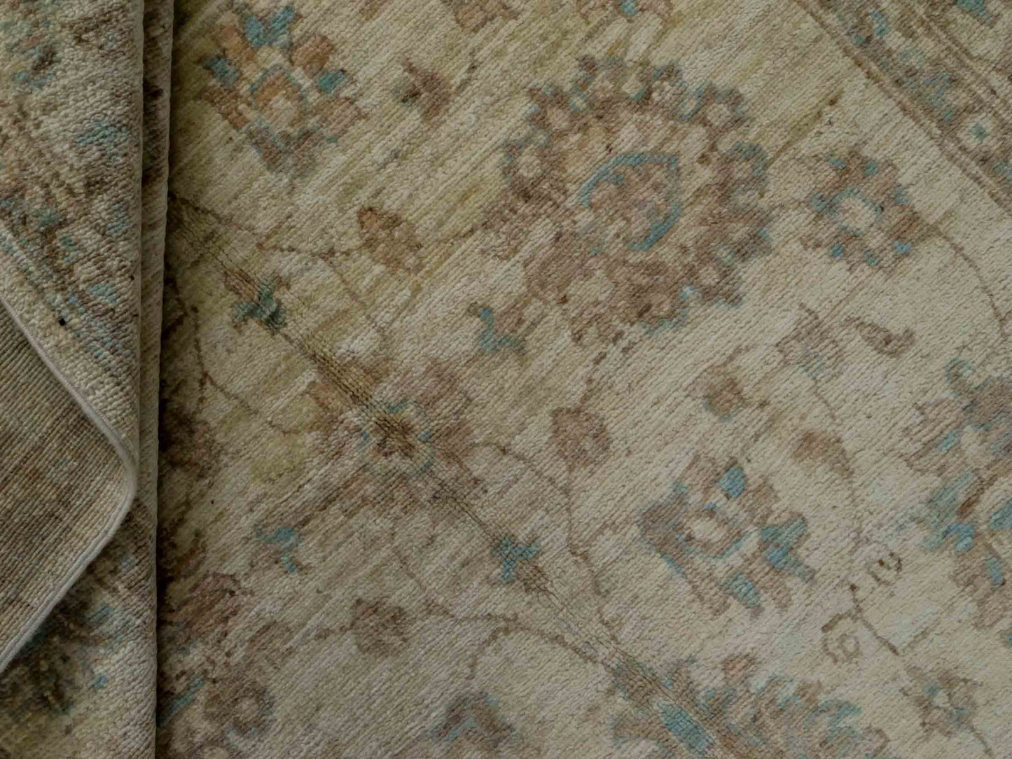 Handgeknüpfter Ziegler Farahan Orientteppich von Khademi aus Wolle, beige, gold. Klassisches Allover-Design. Traditionell von Hand geknüpft in Afghanistan. Größe: 206 cm x 122 cm. Teppichnummer: RB3-1034. Verkauf durch Jupiter Intl.