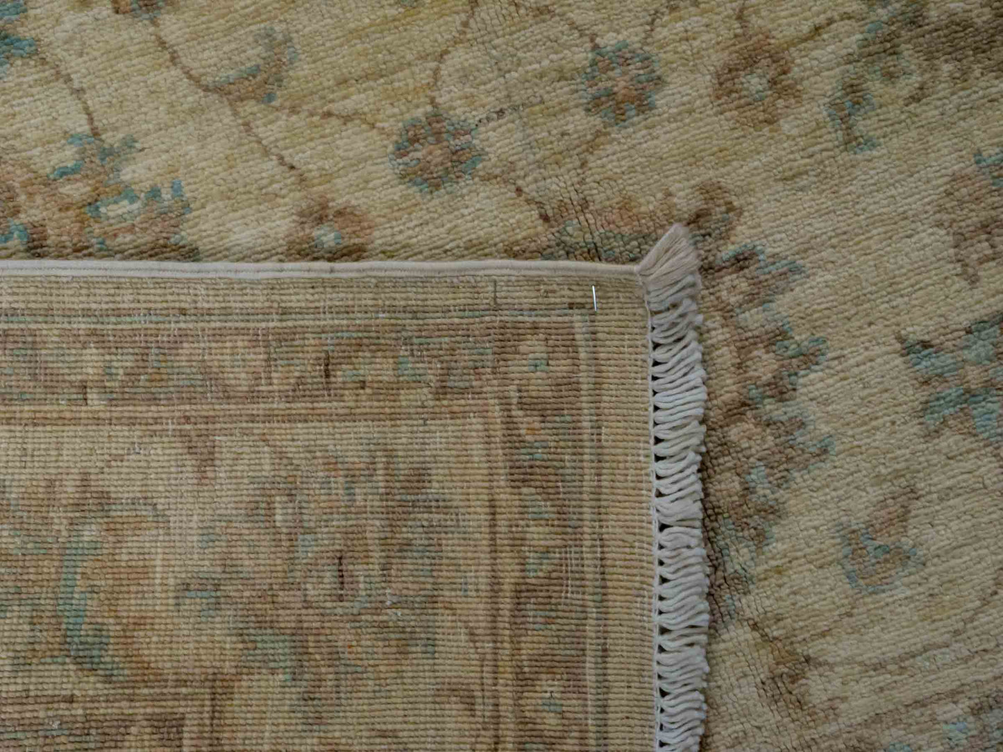 Handgeknüpfter Ziegler Farahan Orientteppich von Khademi aus Wolle, beige, gold. Klassisches Allover-Design. Traditionell von Hand geknüpft in Afghanistan. Größe: 206 cm x 122 cm. Teppichnummer: RB3-1034. Verkauf durch Jupiter Intl.