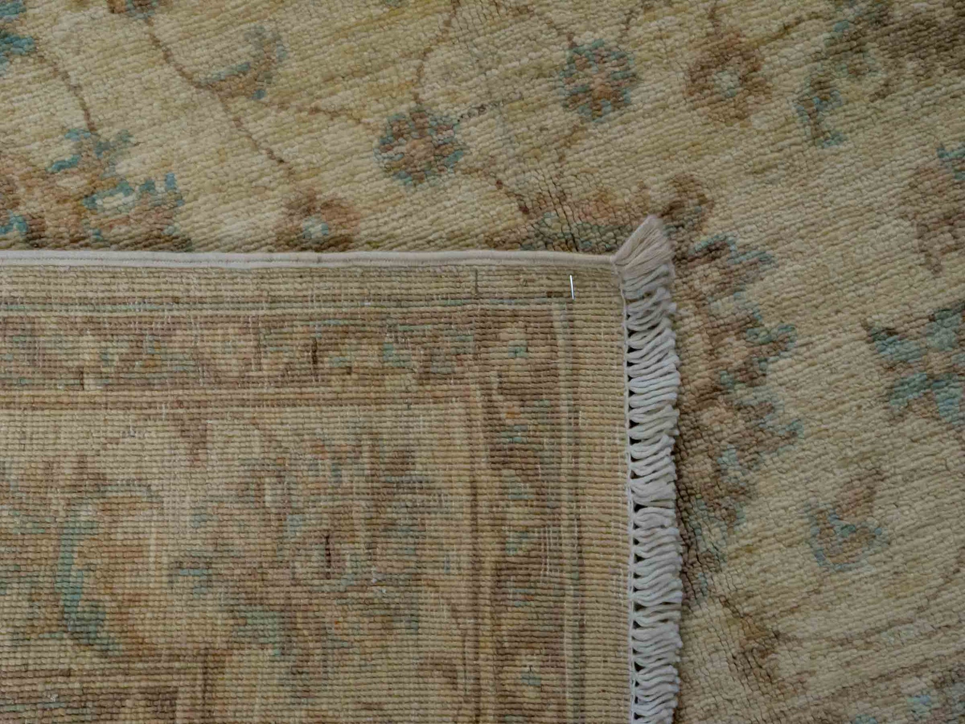 Handgeknüpfter Ziegler Farahan Orientteppich von Khademi aus Wolle, beige, gold. Klassisches Allover-Design. Traditionell von Hand geknüpft in Afghanistan. Größe: 206 cm x 122 cm. Teppichnummer: RB3-1034. Verkauf durch Jupiter Intl.