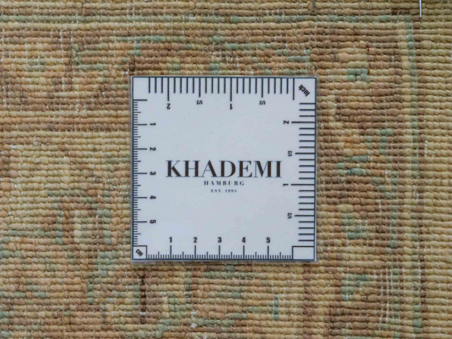 Handgeknüpfter Ziegler Farahan Orientteppich von Khademi aus Wolle, beige, gold. Klassisches Allover-Design. Traditionell von Hand geknüpft in Afghanistan. Größe: 206 cm x 122 cm. Teppichnummer: RB3-1034. Verkauf durch Jupiter Intl.