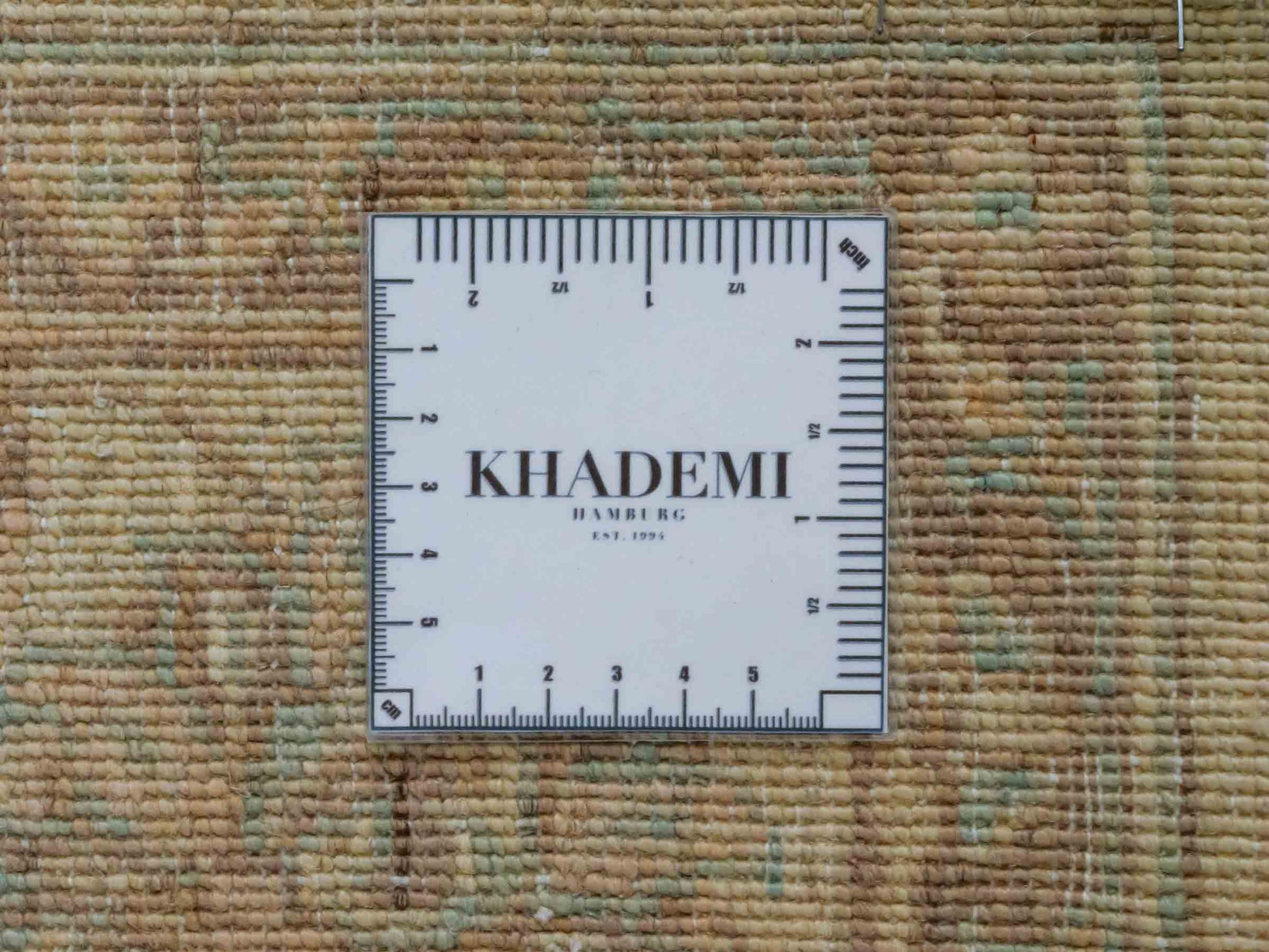Handgeknüpfter Ziegler Farahan Orientteppich von Khademi aus Wolle, beige, gold. Klassisches Allover-Design. Traditionell von Hand geknüpft in Afghanistan. Größe: 206 cm x 122 cm. Teppichnummer: RB3-1034. Verkauf durch Jupiter Intl.