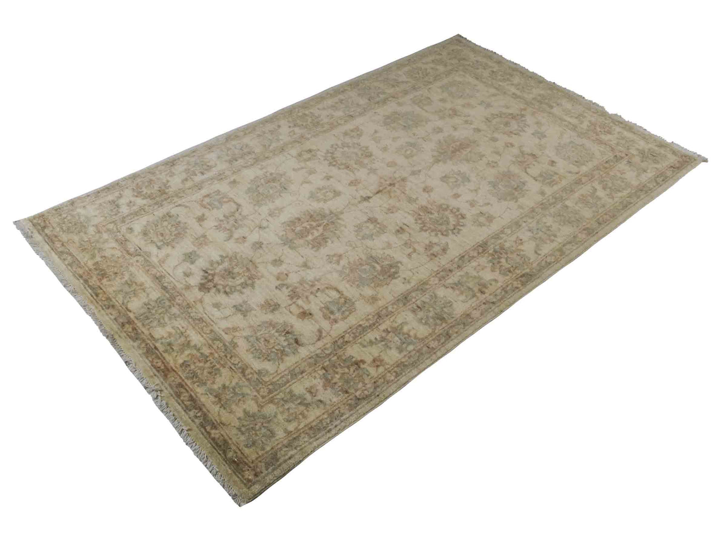 Handgeknüpfter Ziegler Farahan Orientteppich von Khademi aus Wolle, beige, gold. Klassisches Allover-Design. Traditionell von Hand geknüpft in Afghanistan. Größe: 206 cm x 122 cm. Teppichnummer: RB3-1034. Verkauf durch Jupiter Intl.