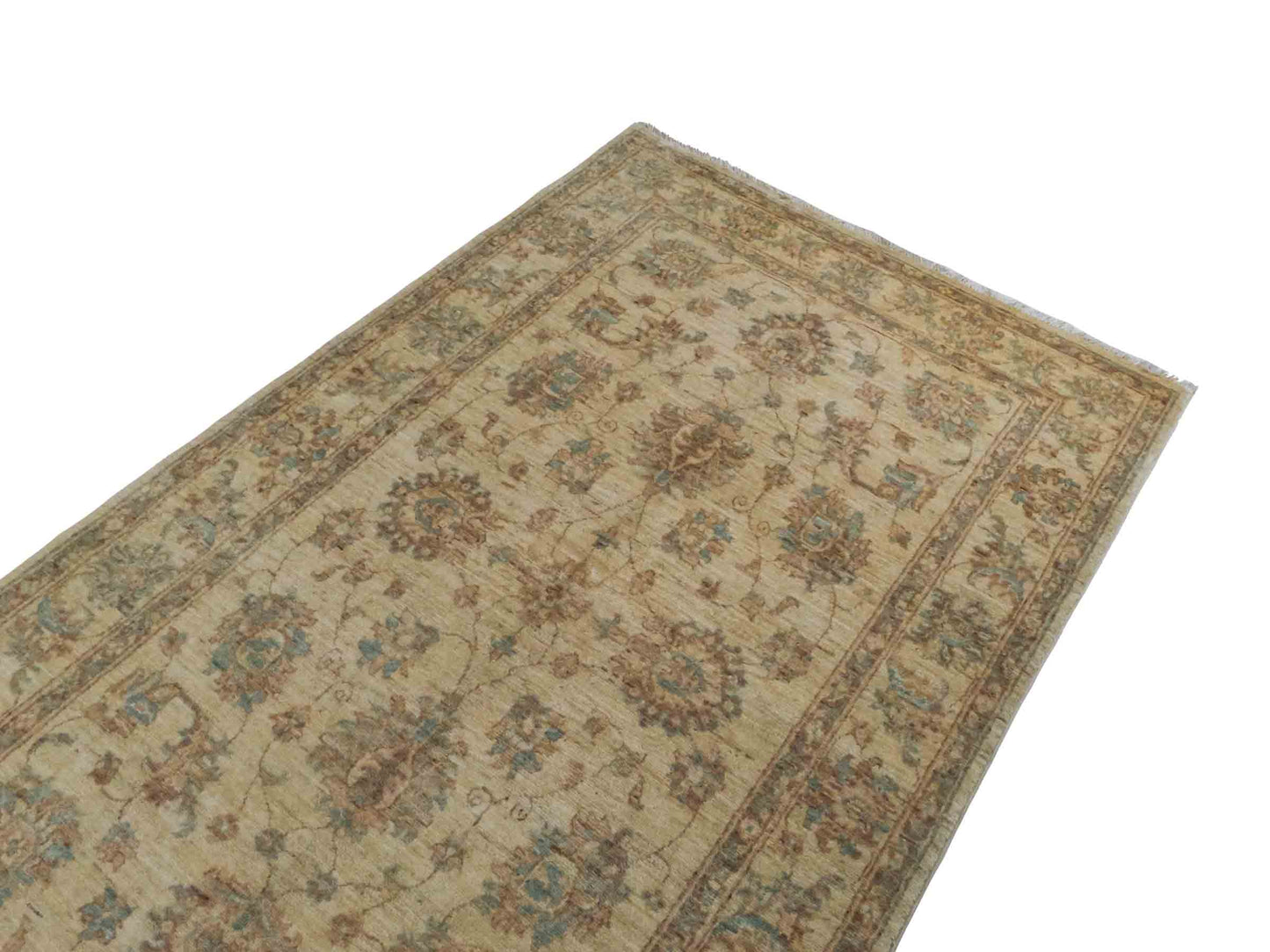 Handgeknüpfter Ziegler Farahan Orientteppich von Khademi aus Wolle, beige, gold. Klassisches Allover-Design. Traditionell von Hand geknüpft in Afghanistan. Größe: 206 cm x 122 cm. Teppichnummer: RB3-1034. Verkauf durch Jupiter Intl.