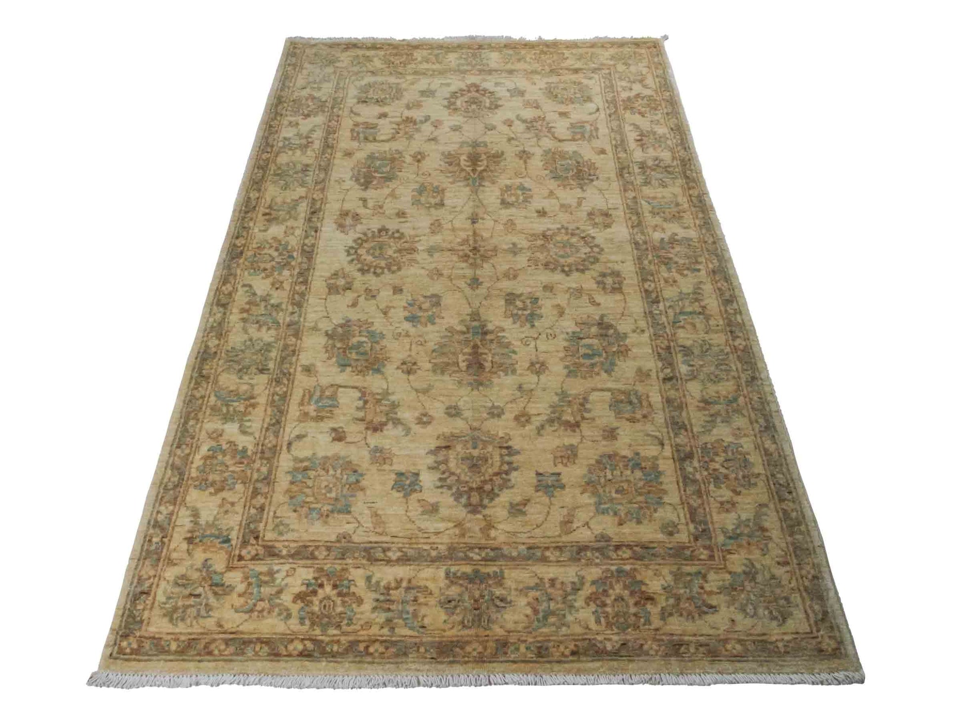 Handgeknüpfter Ziegler Farahan Orientteppich von Khademi aus Wolle, beige, gold. Klassisches Allover-Design. Traditionell von Hand geknüpft in Afghanistan. Größe: 206 cm x 122 cm. Teppichnummer: RB3-1034. Verkauf durch Jupiter Intl.