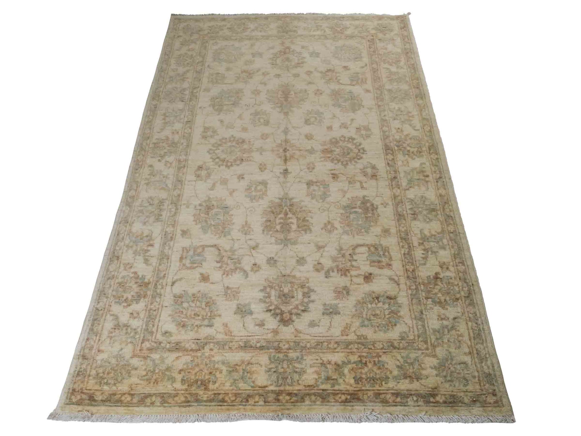 Handgeknüpfter Ziegler Farahan Orientteppich von Khademi aus Wolle, beige, gold. Klassisches Allover-Design. Traditionell von Hand geknüpft in Afghanistan. Größe: 206 cm x 122 cm. Teppichnummer: RB3-1034. Verkauf durch Jupiter Intl.