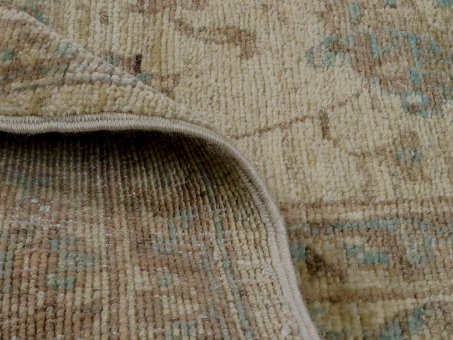 Handgeknüpfter Ziegler Farahan Orientteppich von Khademi aus Wolle, beige, gold. Klassisches Allover-Design. Traditionell von Hand geknüpft in Afghanistan. Größe: 206 cm x 122 cm. Teppichnummer: RB3-1034. Verkauf durch Jupiter Intl.