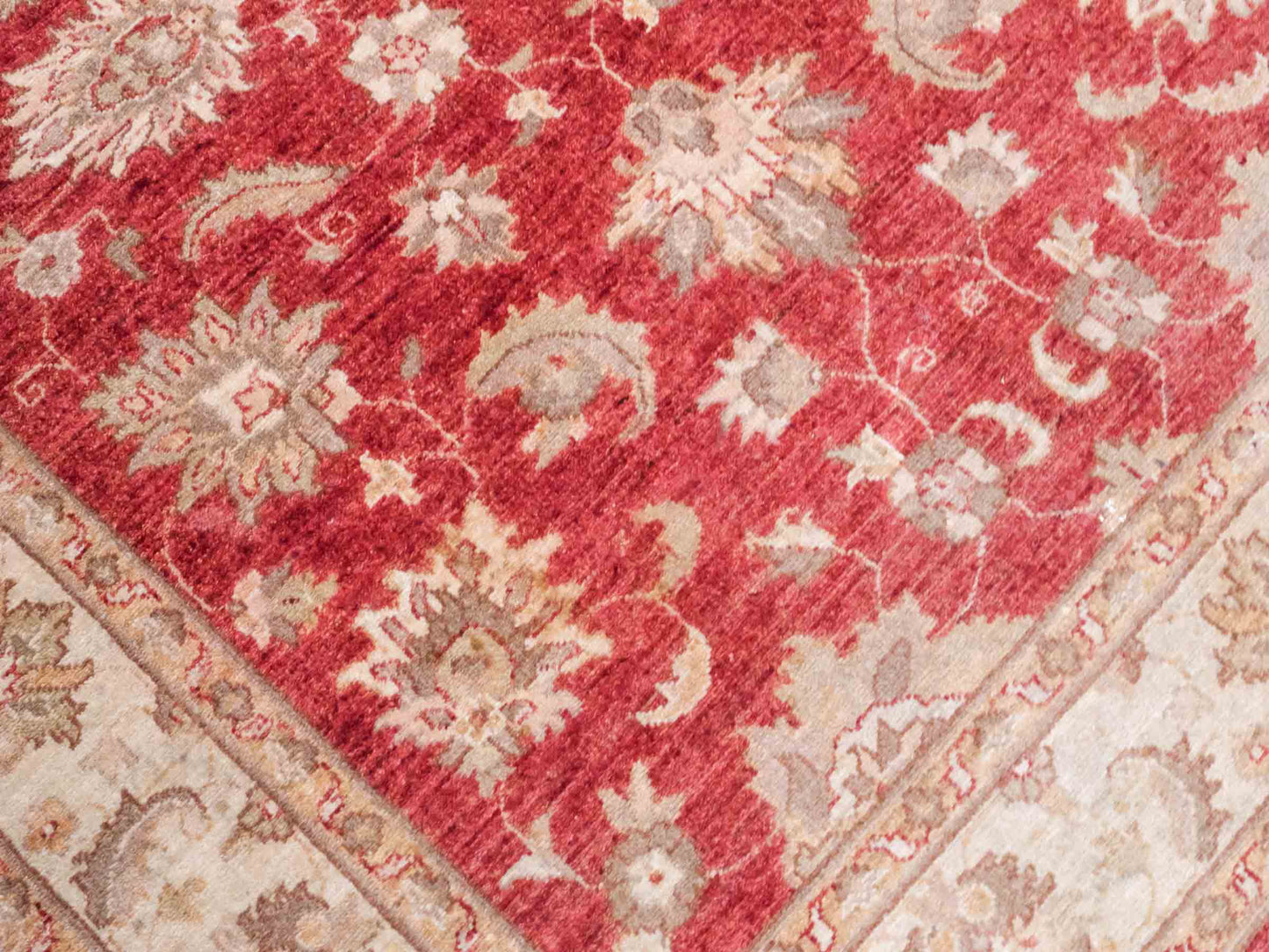 Handgeknüpfter Ziegler Farahan Orientteppich von Khademi aus Wolle, rot, gold, beige. Klassisches Allover-Design. Traditionell von Hand geknüpft in Afghanistan. Größe: 208 cm x 153 cm. Teppichnummer: SB3-1116. Verkauf durch Jupiter Intl.