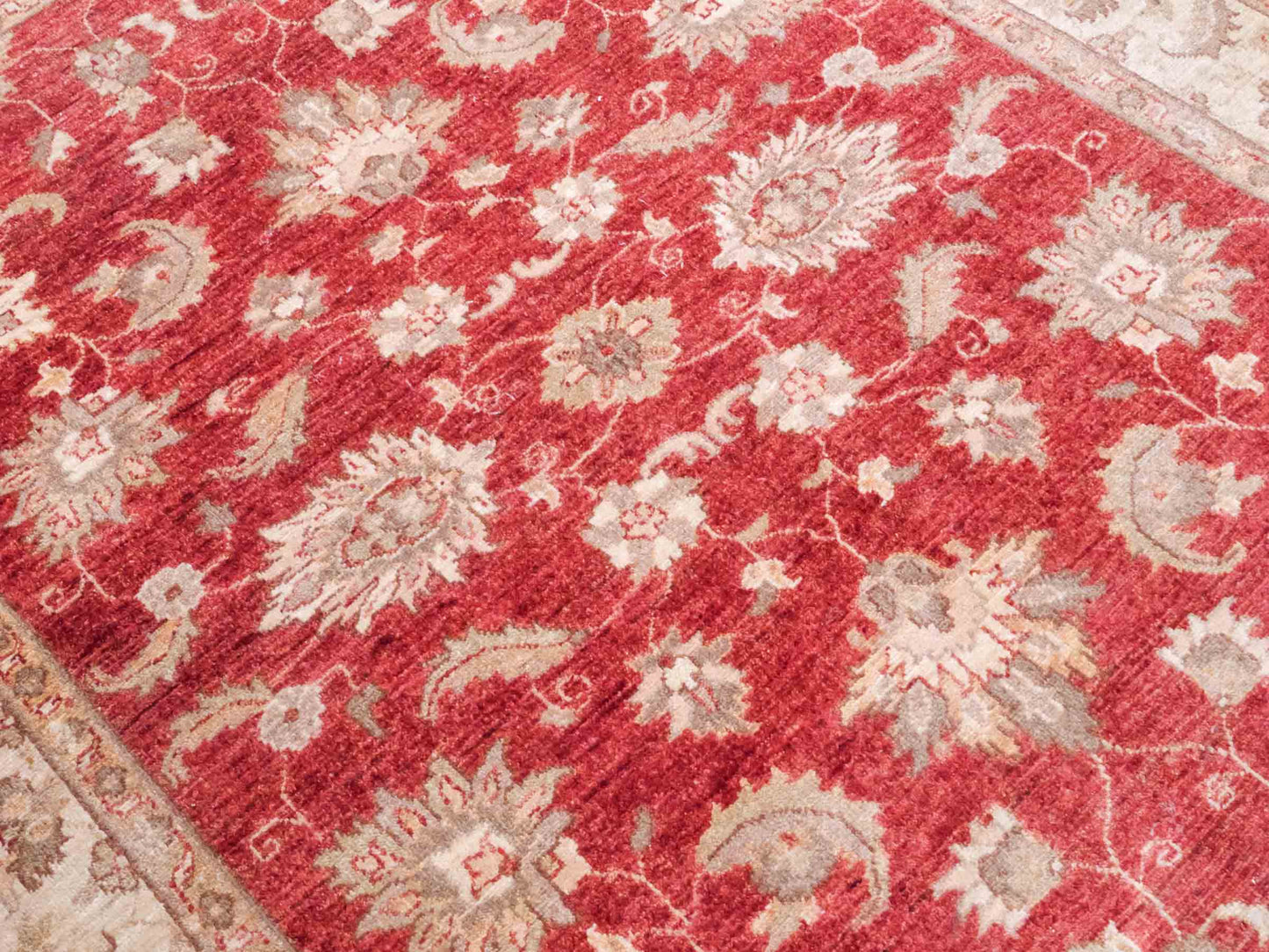 Handgeknüpfter Ziegler Farahan Orientteppich von Khademi aus Wolle, rot, gold, beige. Klassisches Allover-Design. Traditionell von Hand geknüpft in Afghanistan. Größe: 208 cm x 153 cm. Teppichnummer: SB3-1116. Verkauf durch Jupiter Intl.
