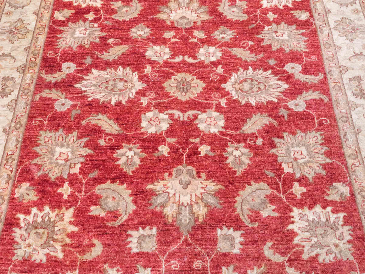 Handgeknüpfter Ziegler Farahan Orientteppich von Khademi aus Wolle, rot, gold, beige. Klassisches Allover-Design. Traditionell von Hand geknüpft in Afghanistan. Größe: 208 cm x 153 cm. Teppichnummer: SB3-1116. Verkauf durch Jupiter Intl.