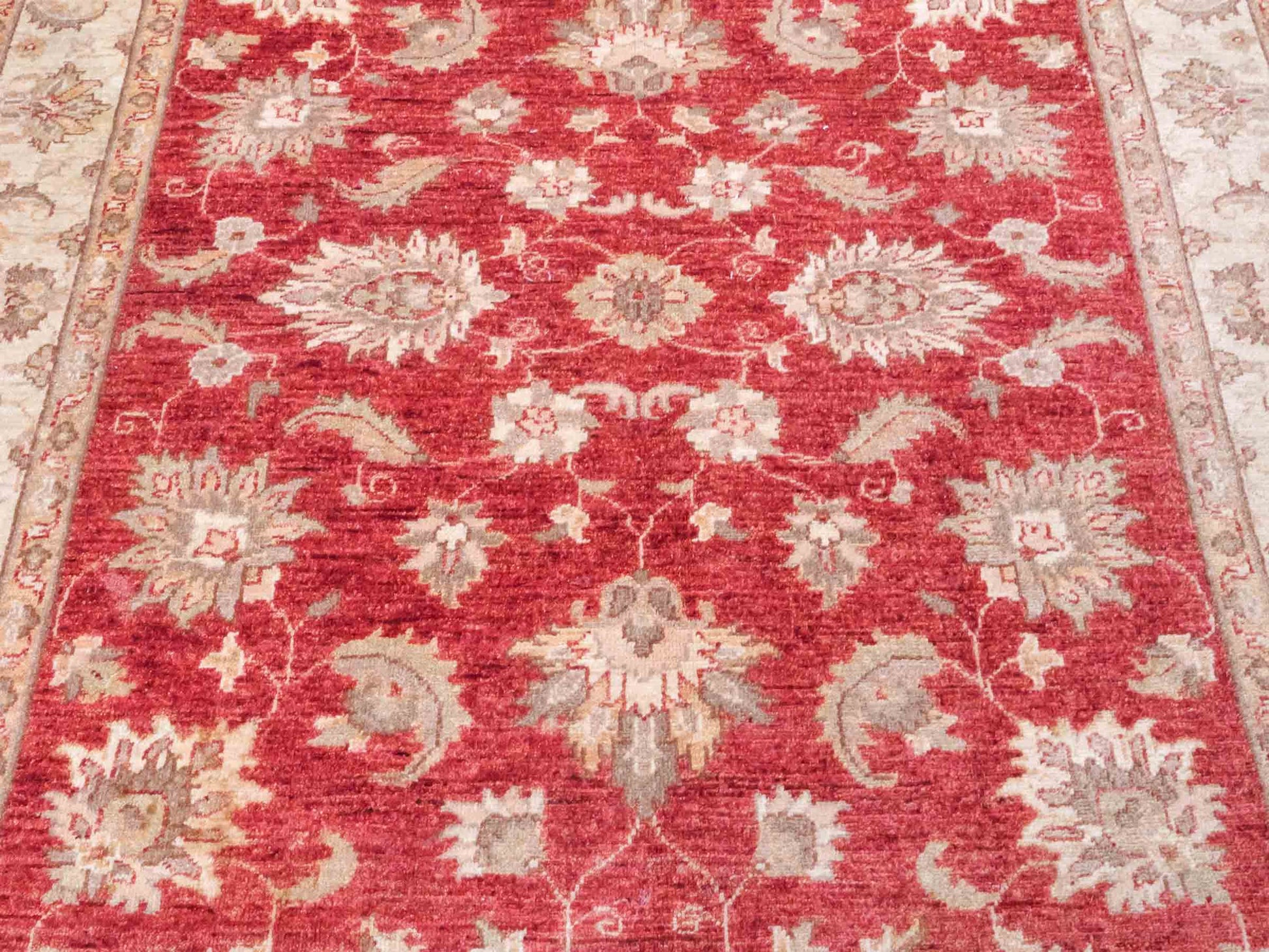 Handgeknüpfter Ziegler Farahan Orientteppich von Khademi aus Wolle, rot, gold, beige. Klassisches Allover-Design. Traditionell von Hand geknüpft in Afghanistan. Größe: 208 cm x 153 cm. Teppichnummer: SB3-1116. Verkauf durch Jupiter Intl.