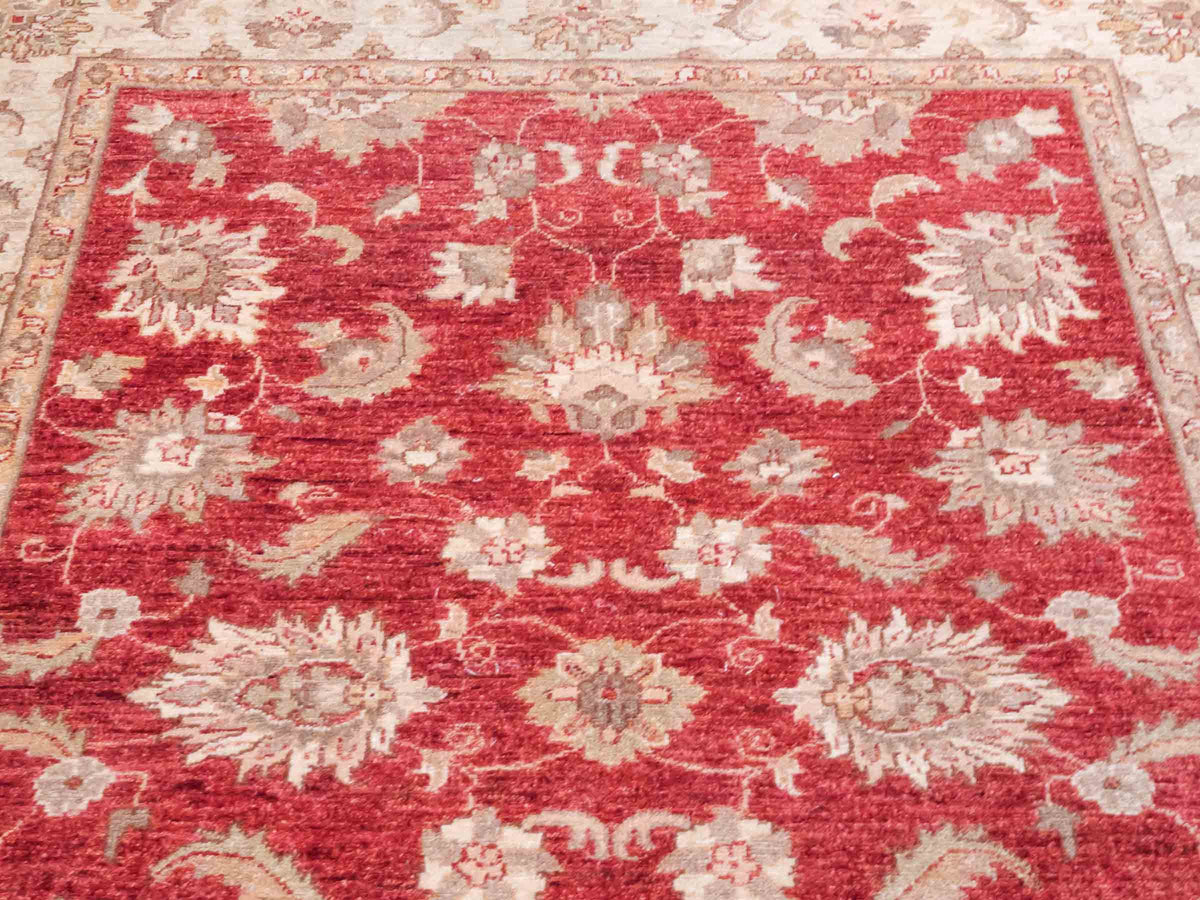 Handgeknüpfter Ziegler Farahan Orientteppich von Khademi aus Wolle, rot, gold, beige. Klassisches Allover-Design. Traditionell von Hand geknüpft in Afghanistan. Größe: 208 cm x 153 cm. Teppichnummer: SB3-1116. Verkauf durch Jupiter Intl.